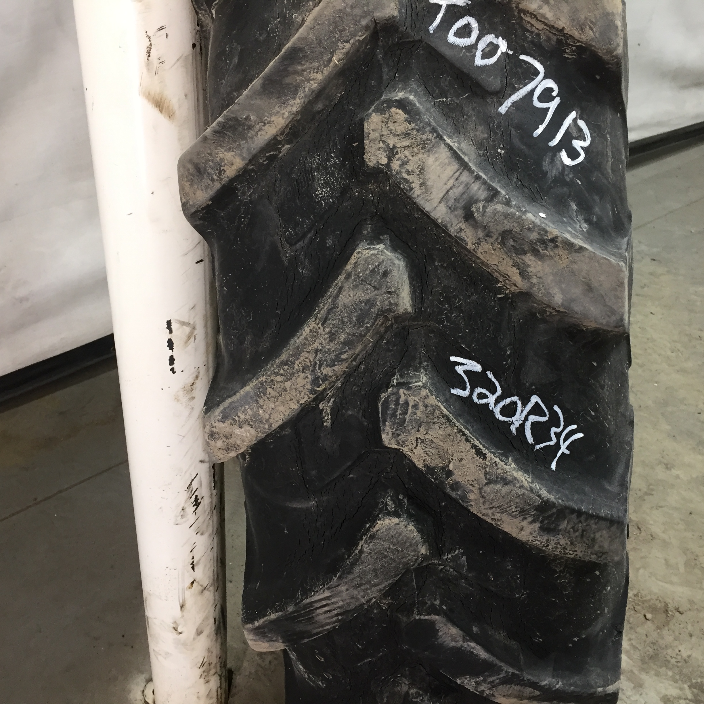 320/85R34 Michelin AgriBib R-1W Tire RT007913