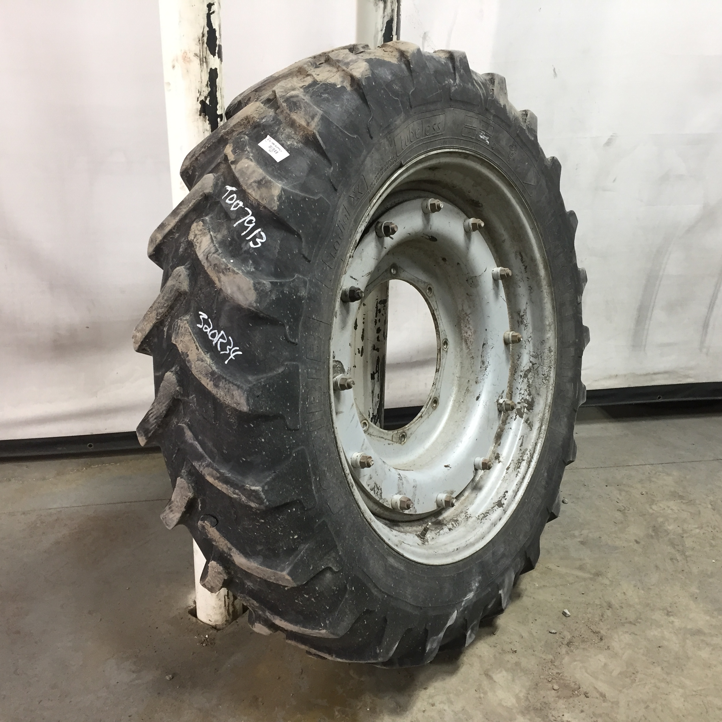 320/85R34 Michelin AgriBib R-1W Tire RT007913