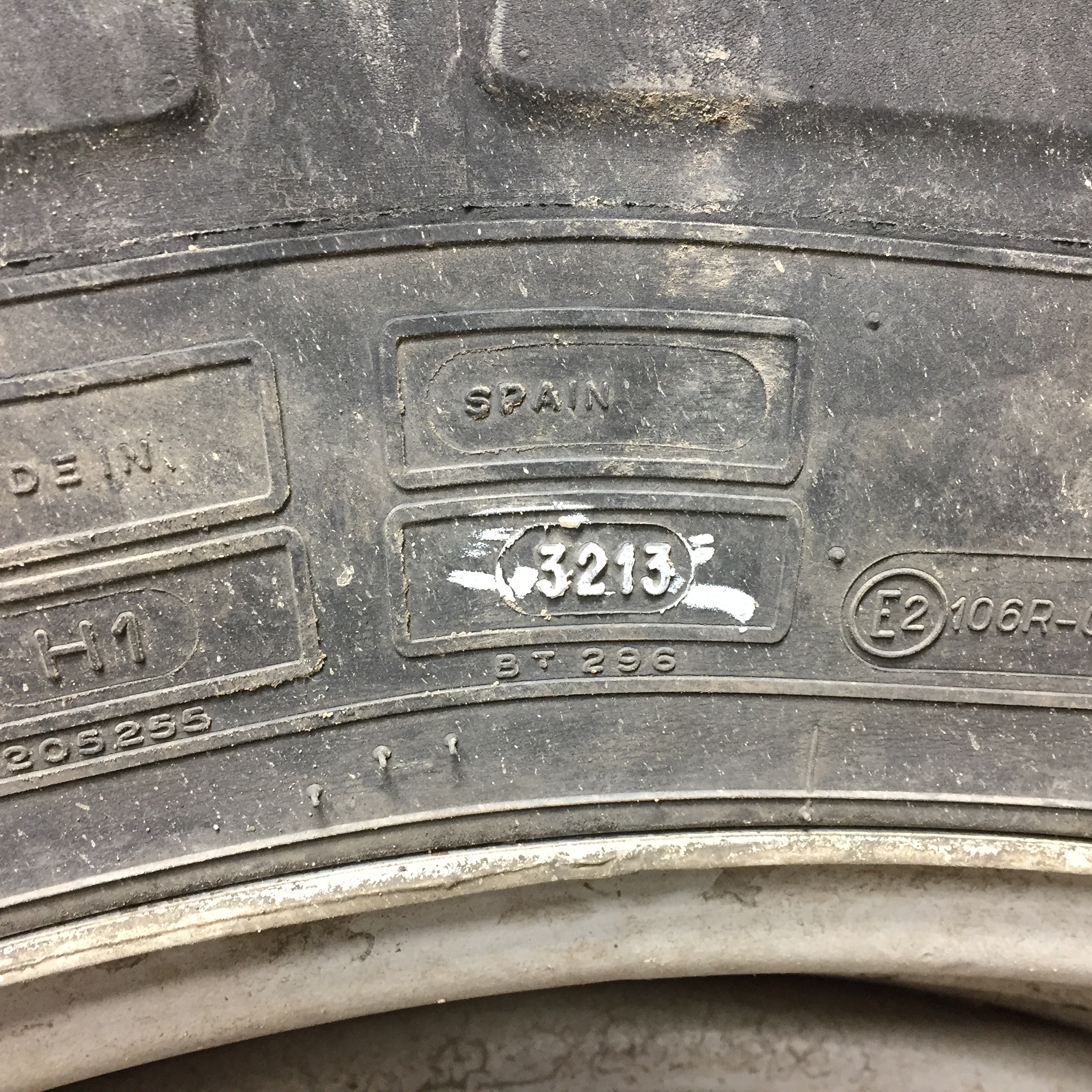 320/85R34 Michelin AgriBib R-1W Tire RT007913