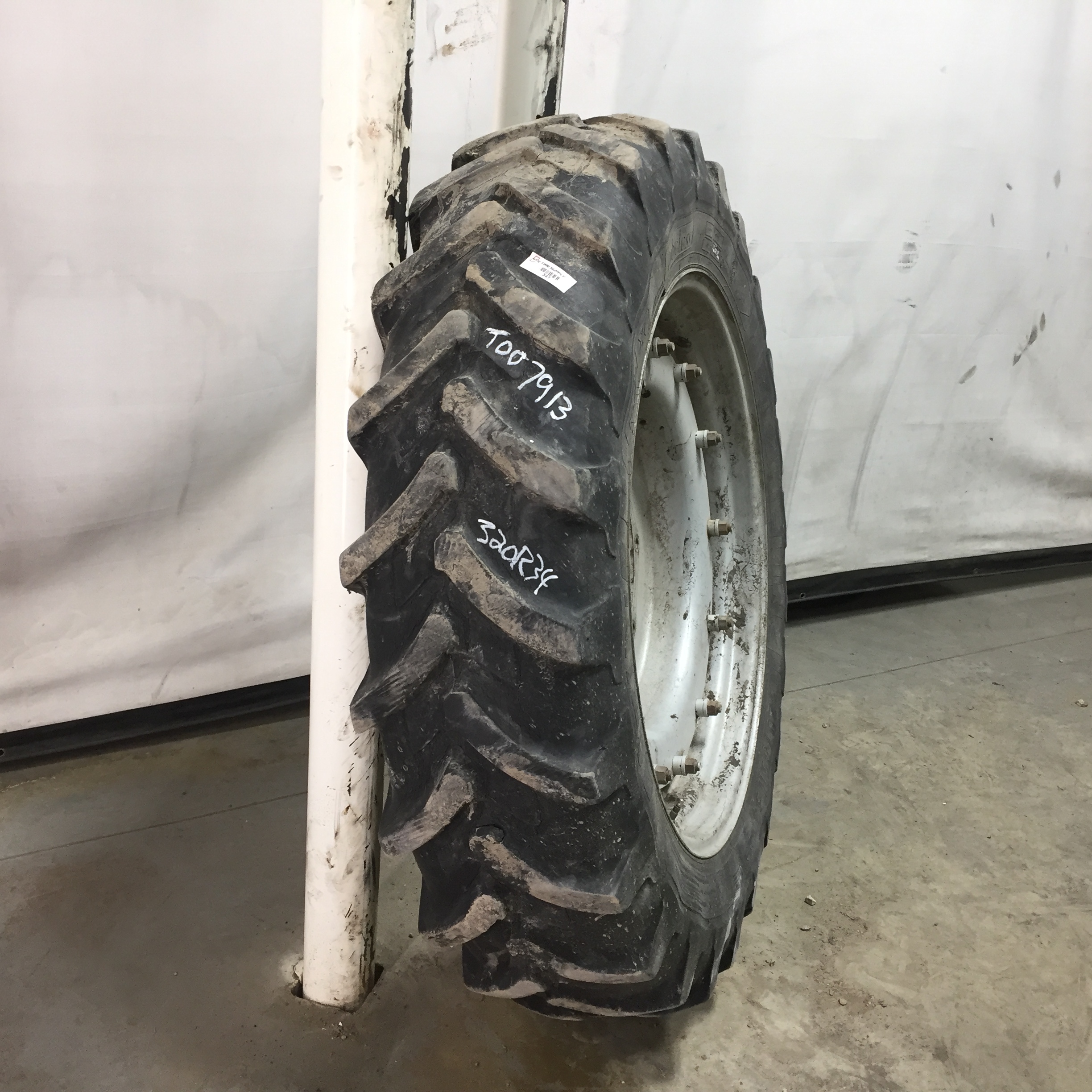 320/85R34 Michelin AgriBib R-1W Tire RT007913