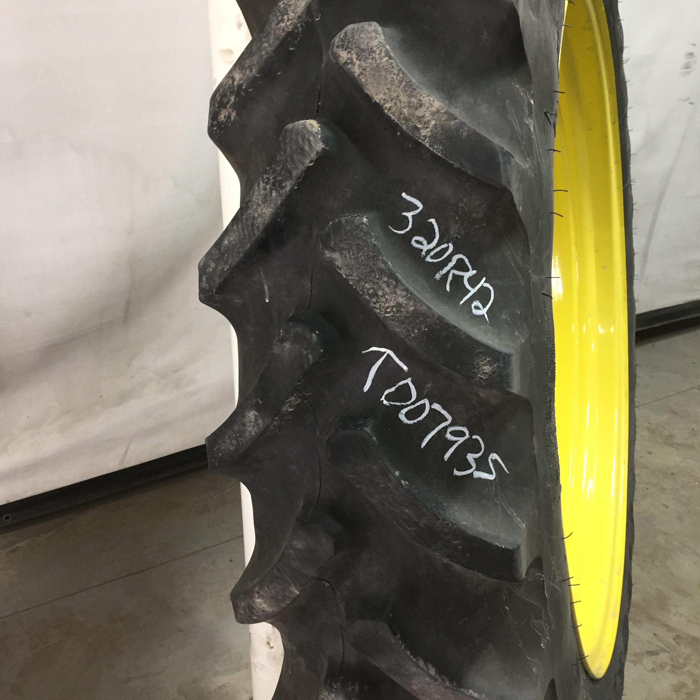 320/90R42 Firestone Radial 9000 R-1W Tire RT007935