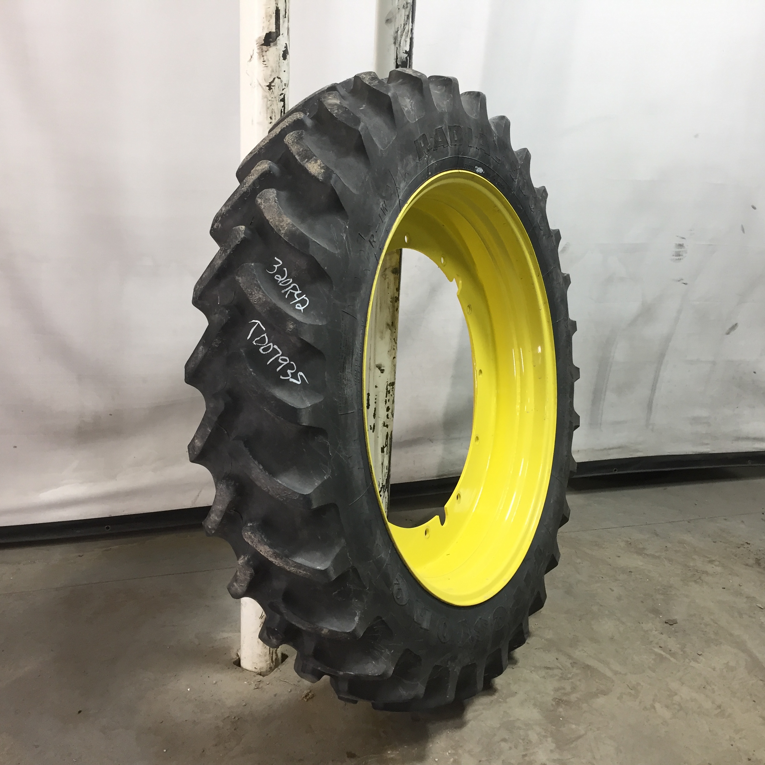 320/90R42 Firestone Radial 9000 R-1W Tire RT007935