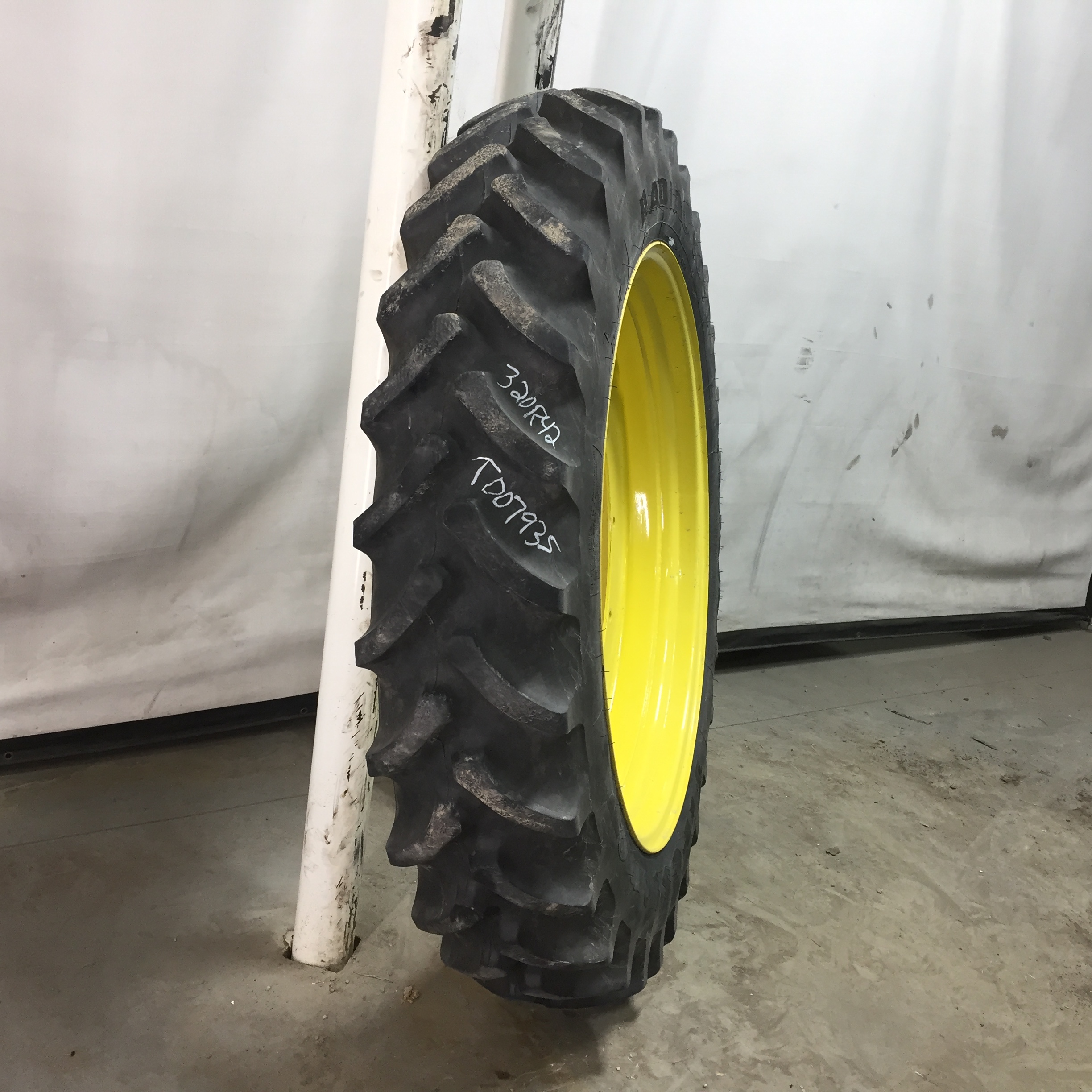 320/90R42 Firestone Radial 9000 R-1W Tire RT007935