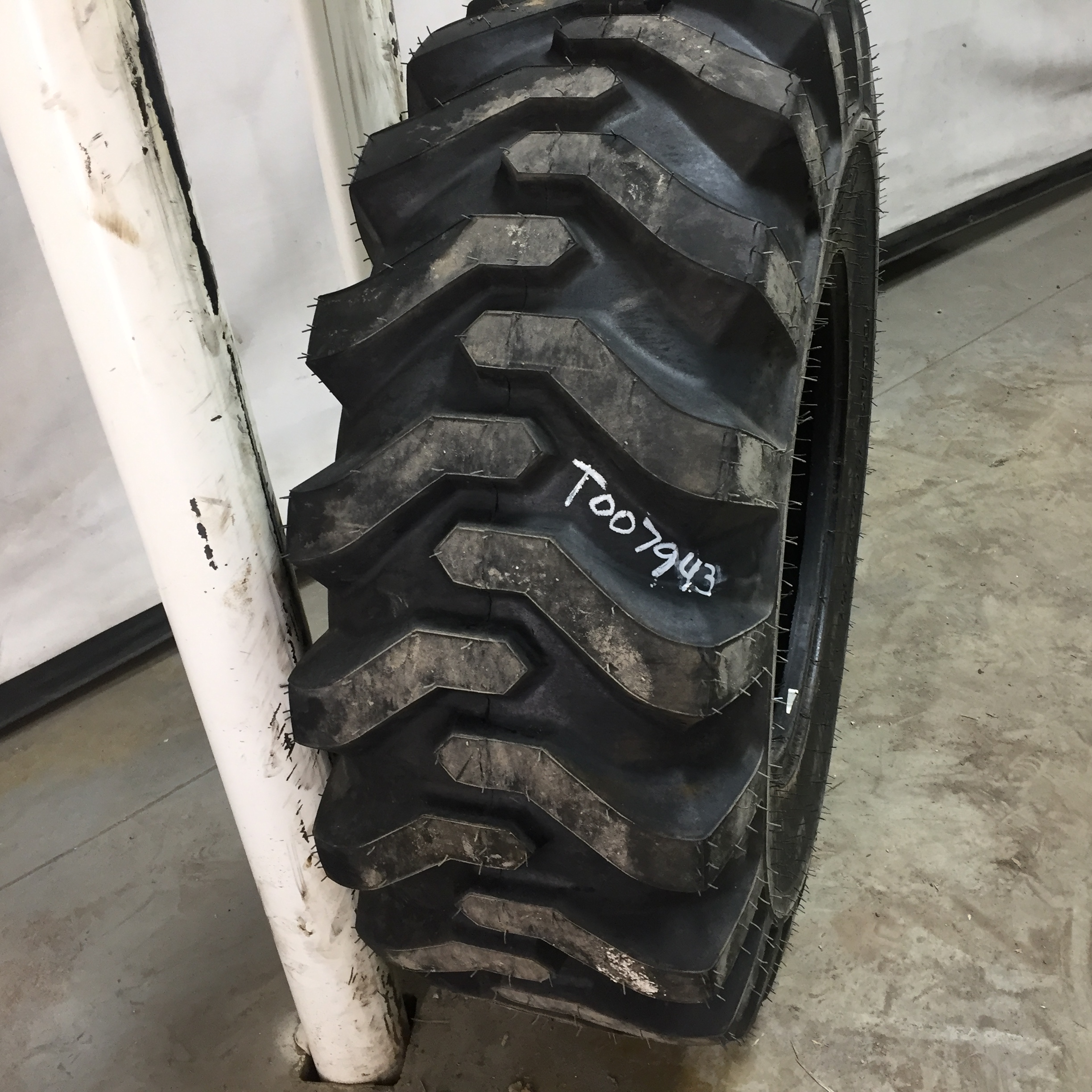 43/16.00-20 Titan Farm Trac Loader SS R-4 Tire T007943