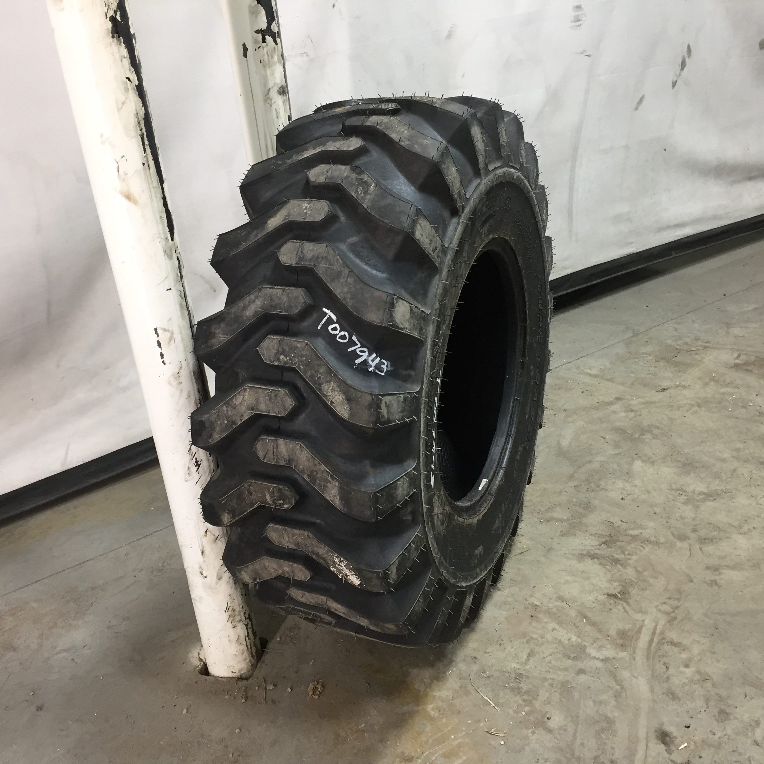 43/16.00-20 Titan Farm Trac Loader SS R-4 Tire T007943