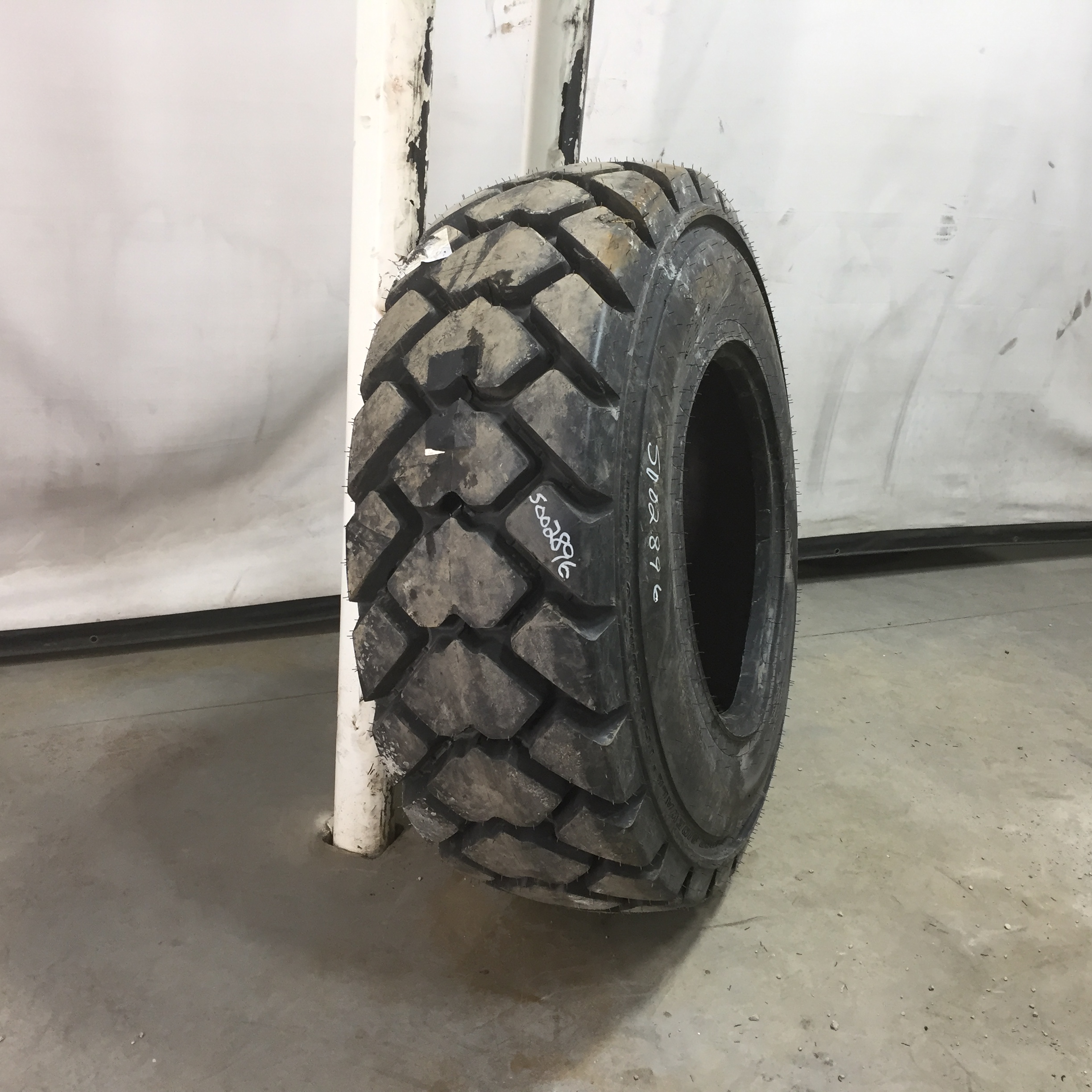 16.9/-24 Galaxy Jumbo Hulk L-4 Tire S002896