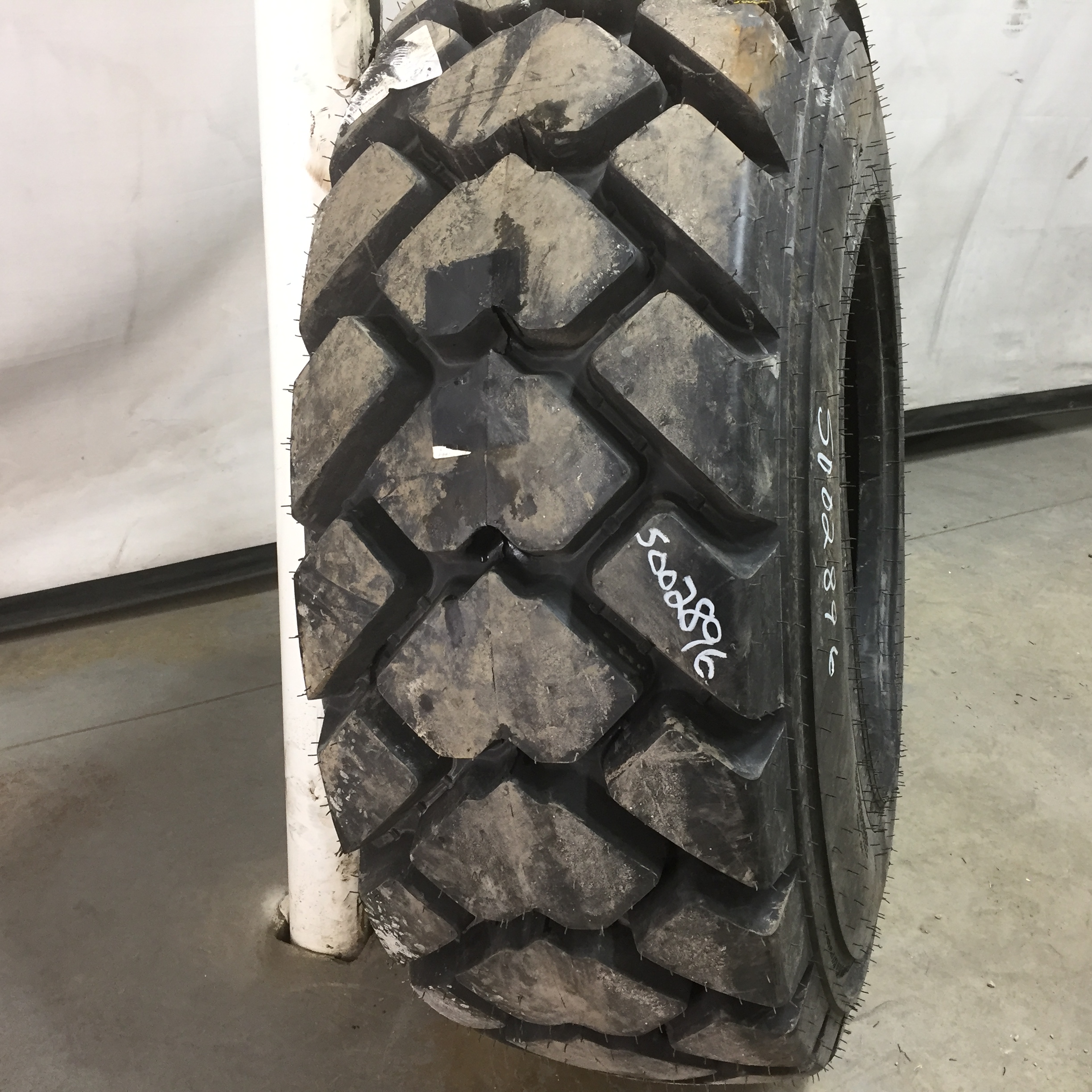 16.9/-24 Galaxy Jumbo Hulk L-4 Tire S002896