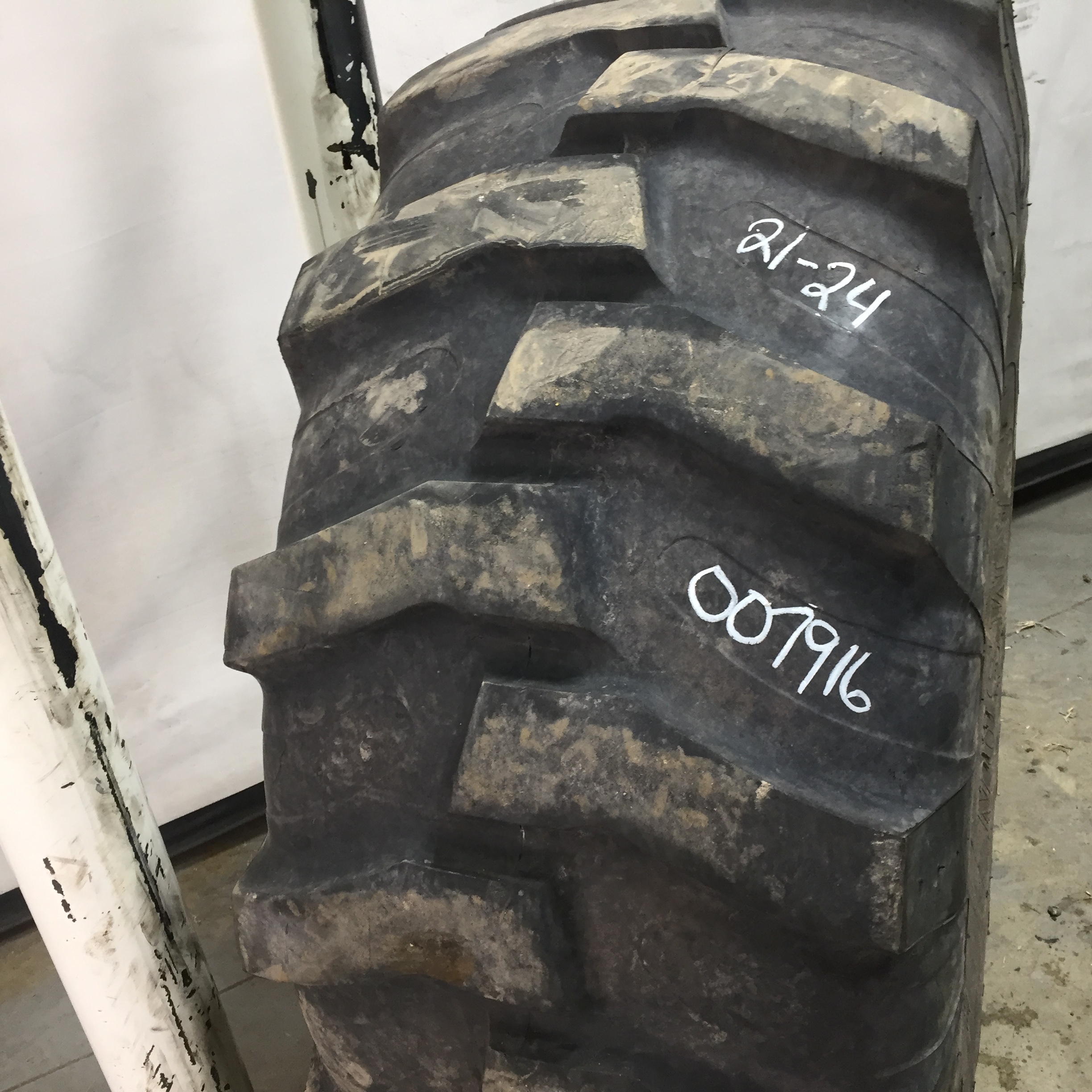 21/L-24 Samson Industrial XHD L-2 Tire 007916