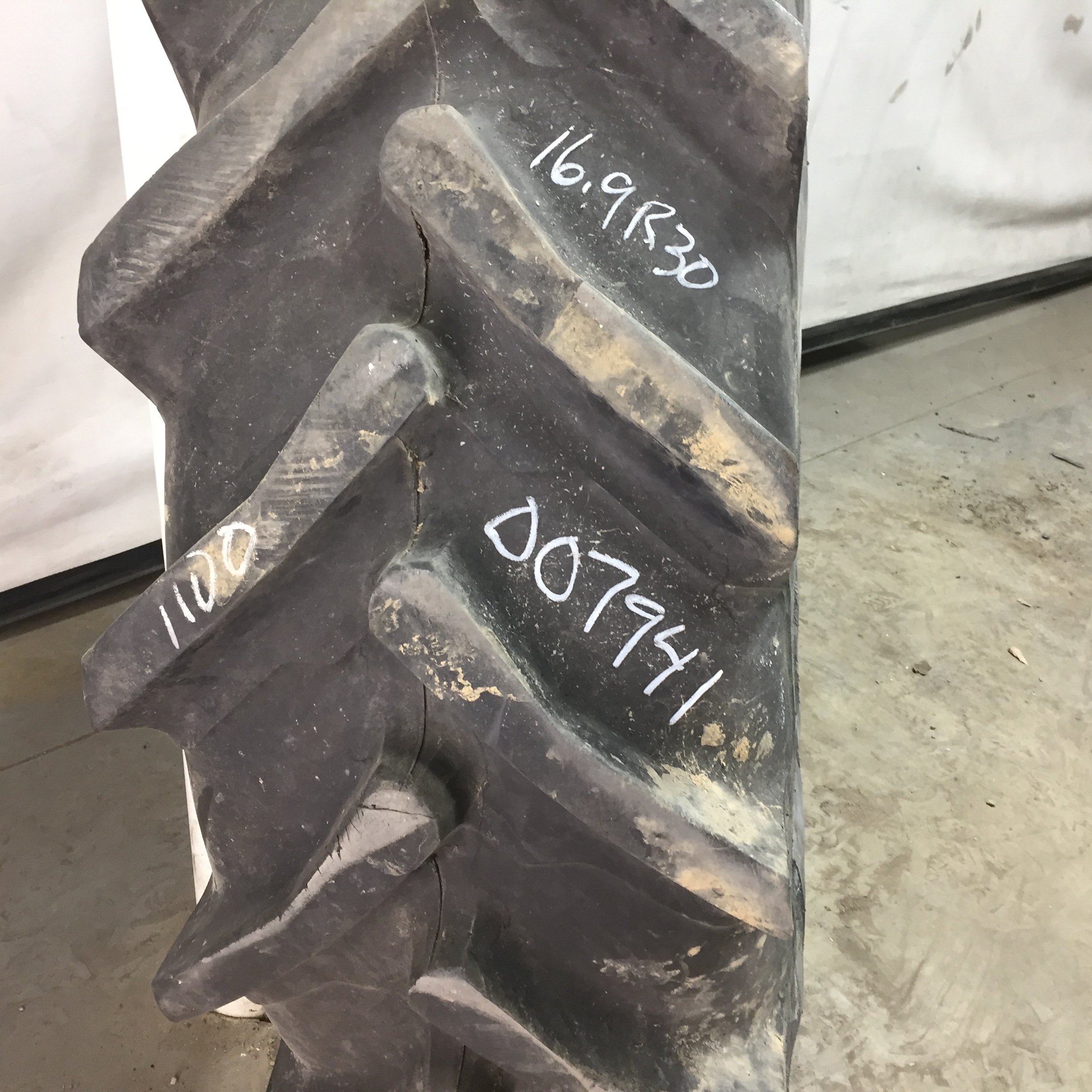 16.9/R30 Taurus Energy Saver Radial HT R-1 Tire 007941