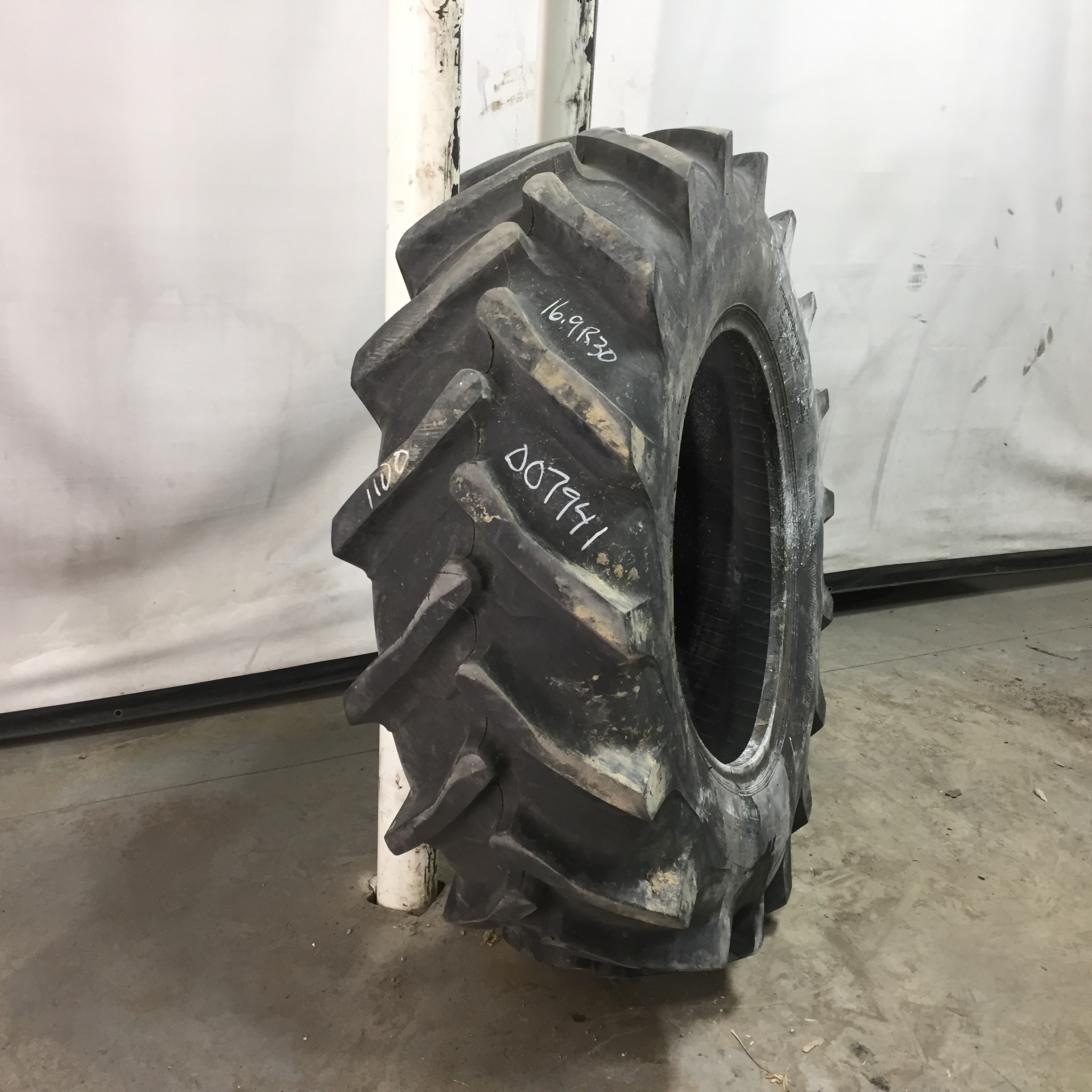 16.9/R30 Taurus Energy Saver Radial HT R-1 Tire 007941