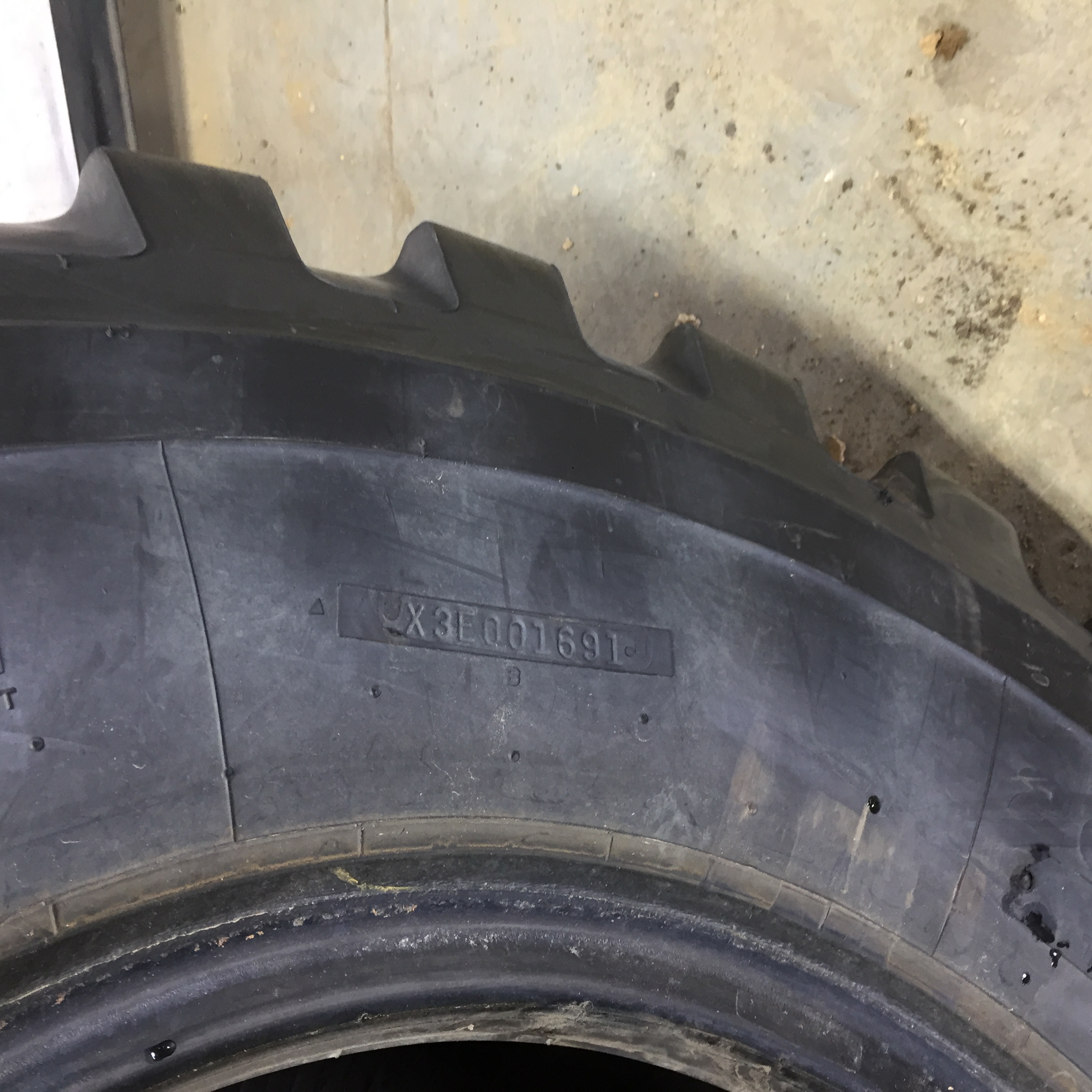 20.5/R25 Bridgestone VUT V-Steel Ultra Traction L-2 Tire T008107