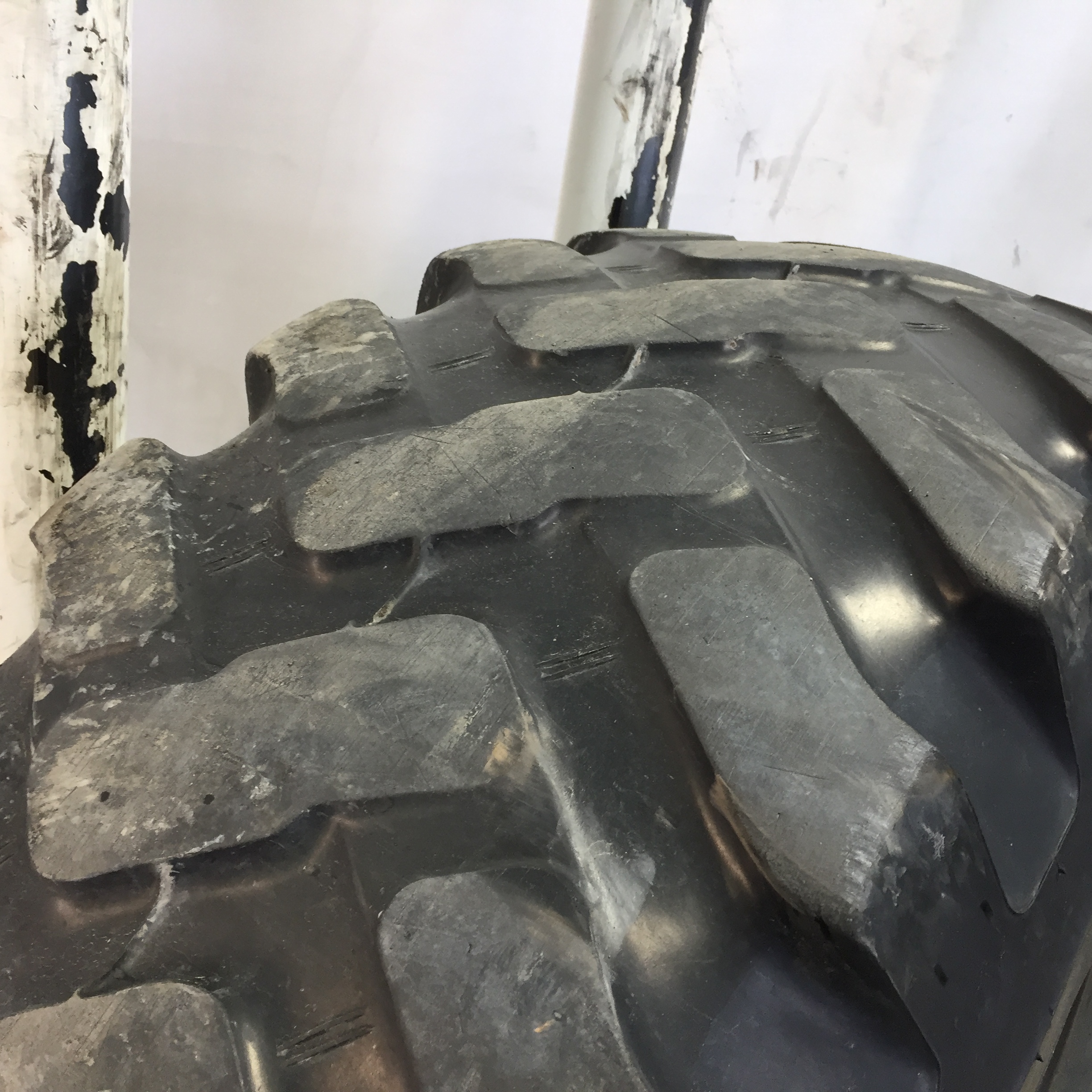 20.5/R25 Bridgestone VUT V-Steel Ultra Traction L-2 Tire T008107