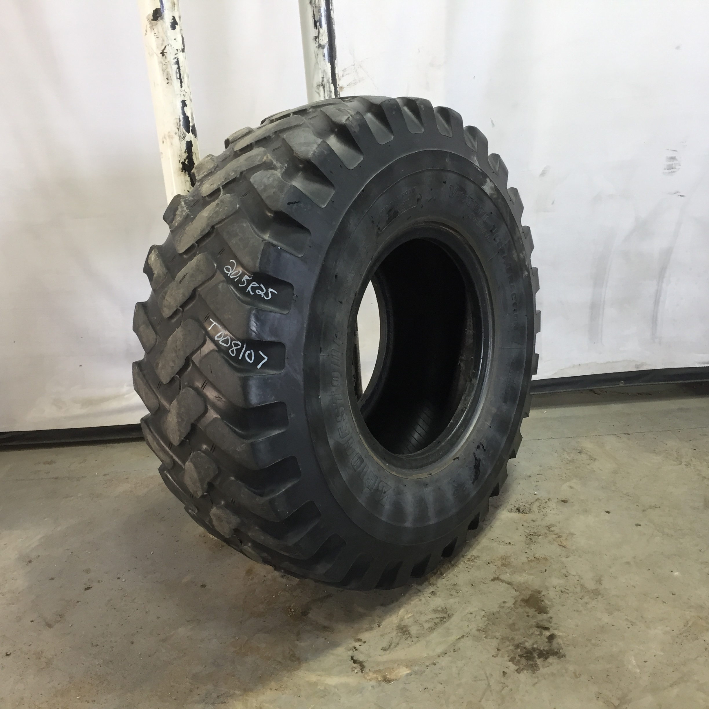 20.5/R25 Bridgestone VUT V-Steel Ultra Traction L-2 Tire T008107