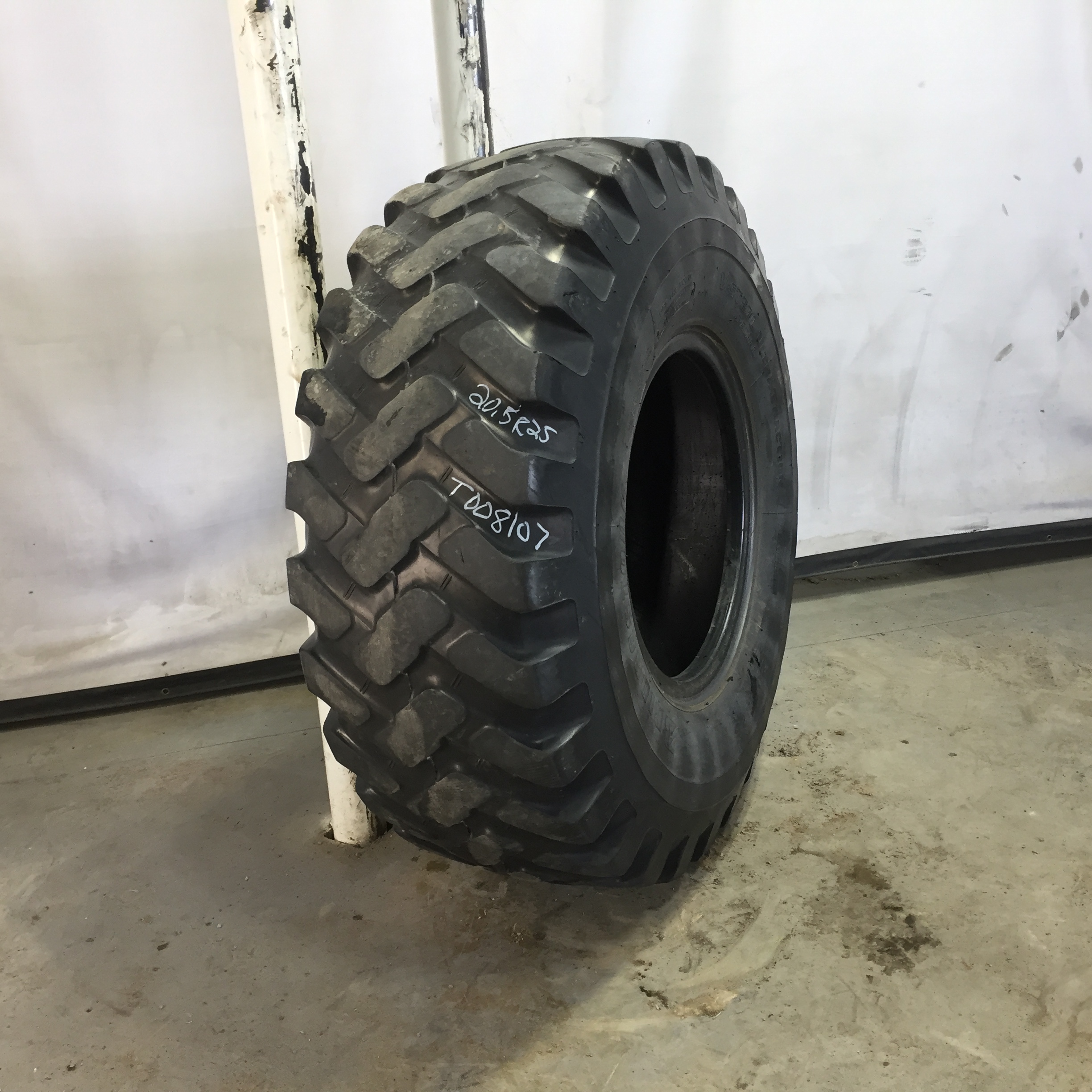 20.5/R25 Bridgestone VUT V-Steel Ultra Traction L-2 Tire T008107