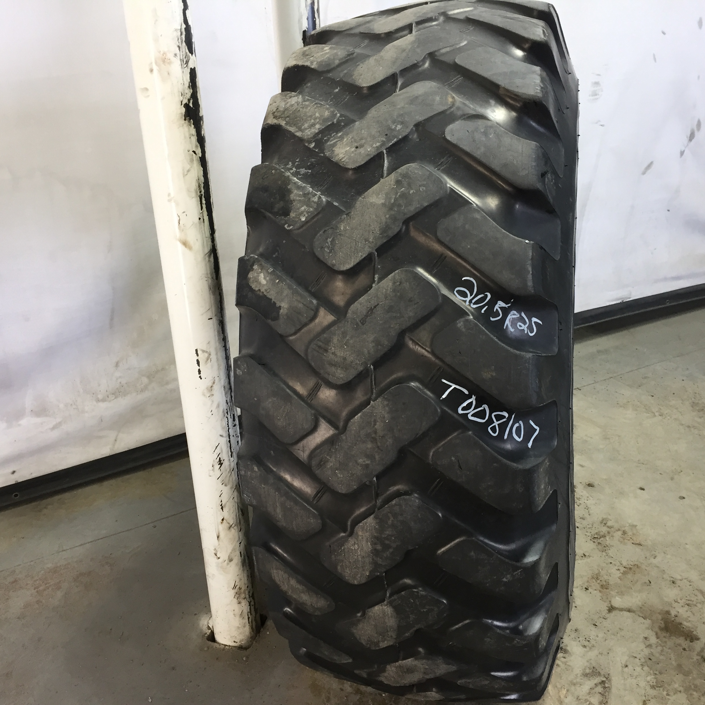 20.5/R25 Bridgestone VUT V-Steel Ultra Traction L-2 Tire T008107
