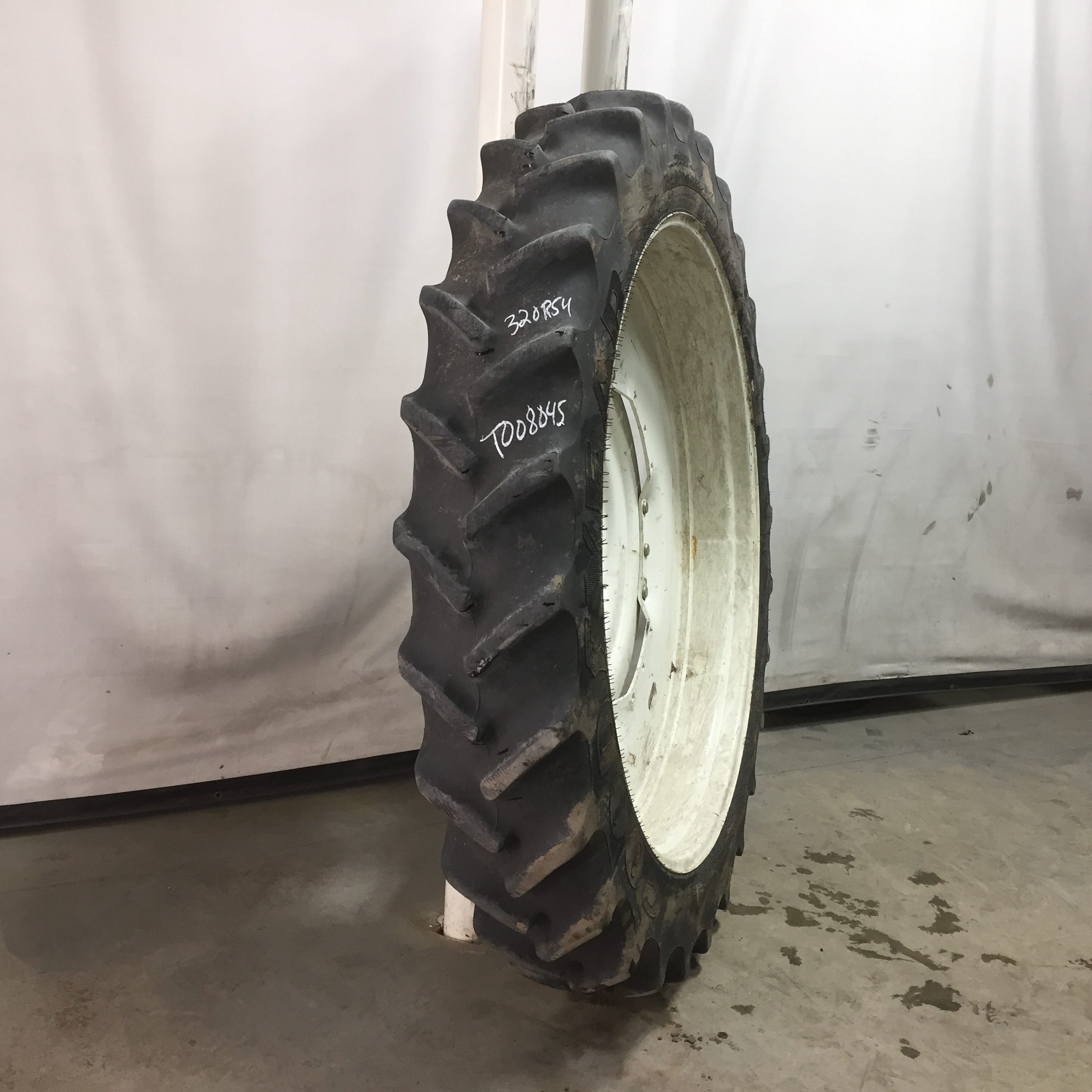 320/90R54 Goodyear Farm DT800 Super Traction R-1W Tire RT008045