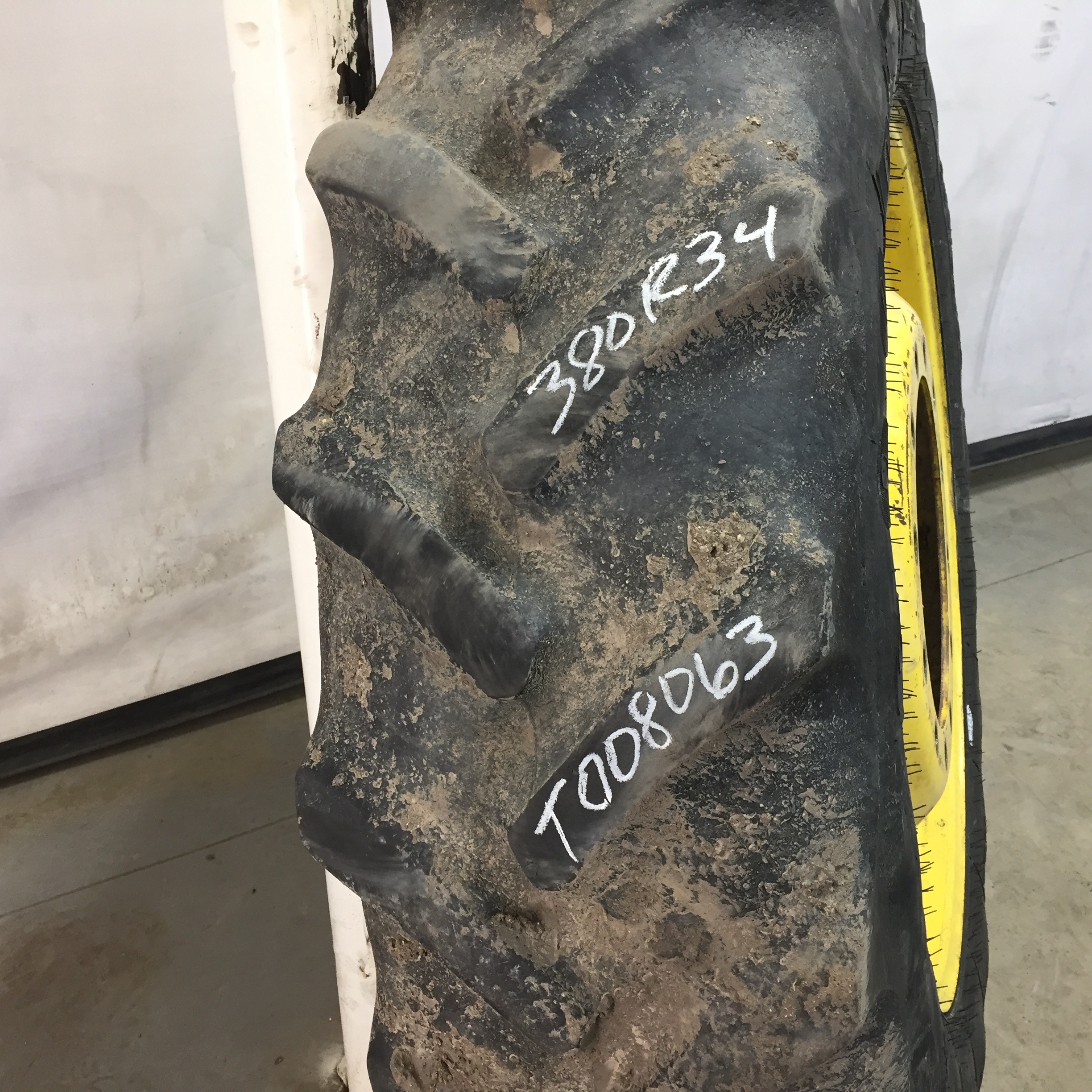 380/85R34 Goodyear Farm DT800 Super Traction R-1W Tire RT008063