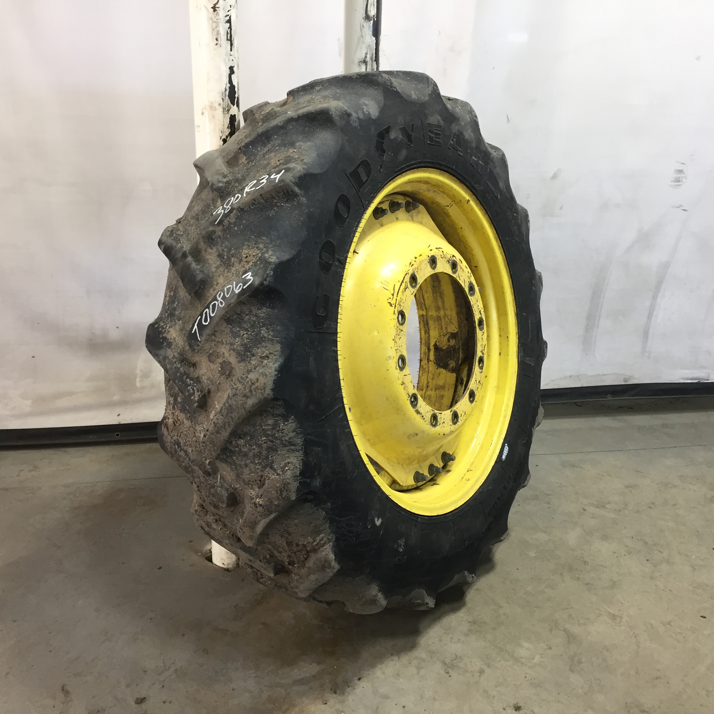380/85R34 Goodyear Farm DT800 Super Traction R-1W Tire RT008063