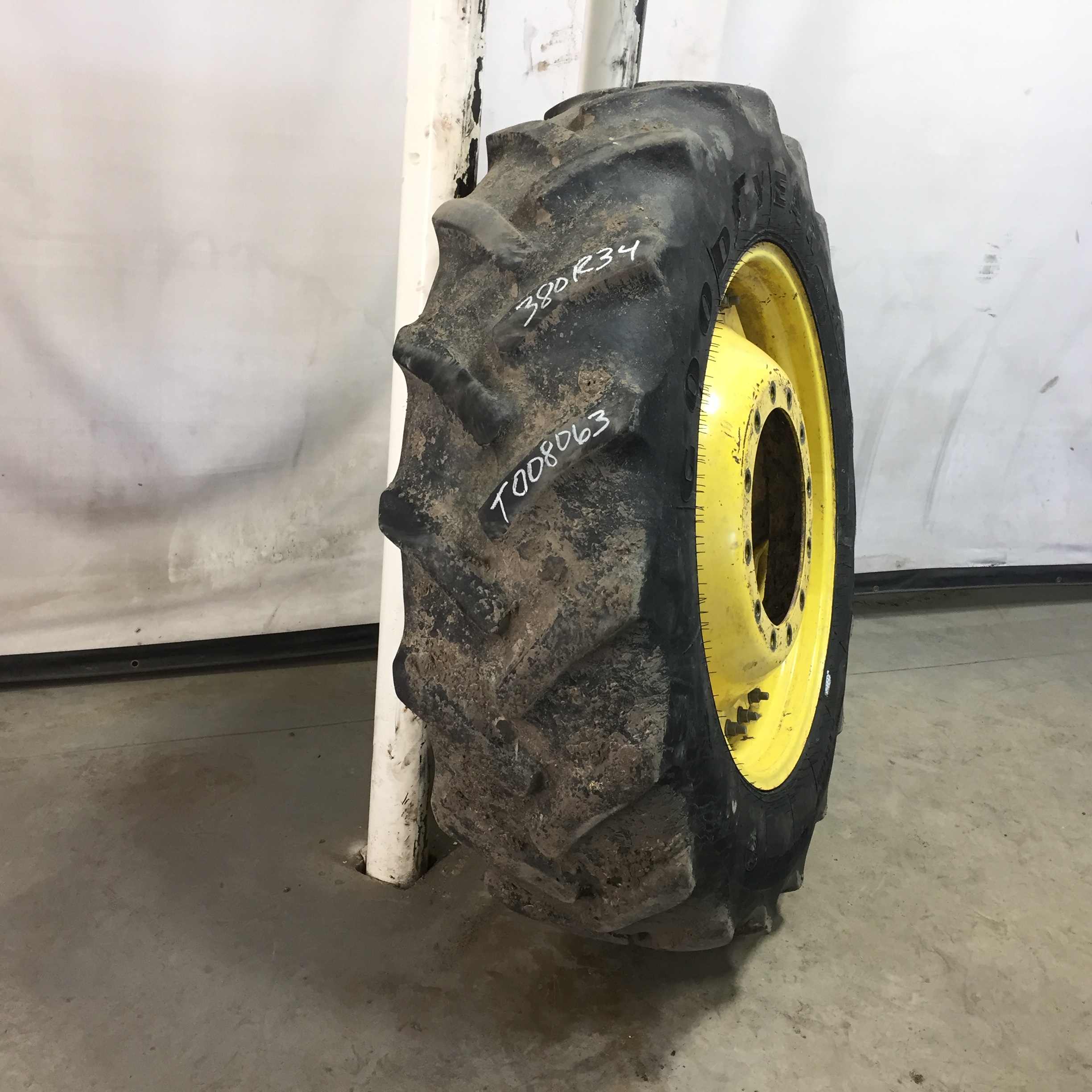 380/85R34 Goodyear Farm DT800 Super Traction R-1W Tire RT008063