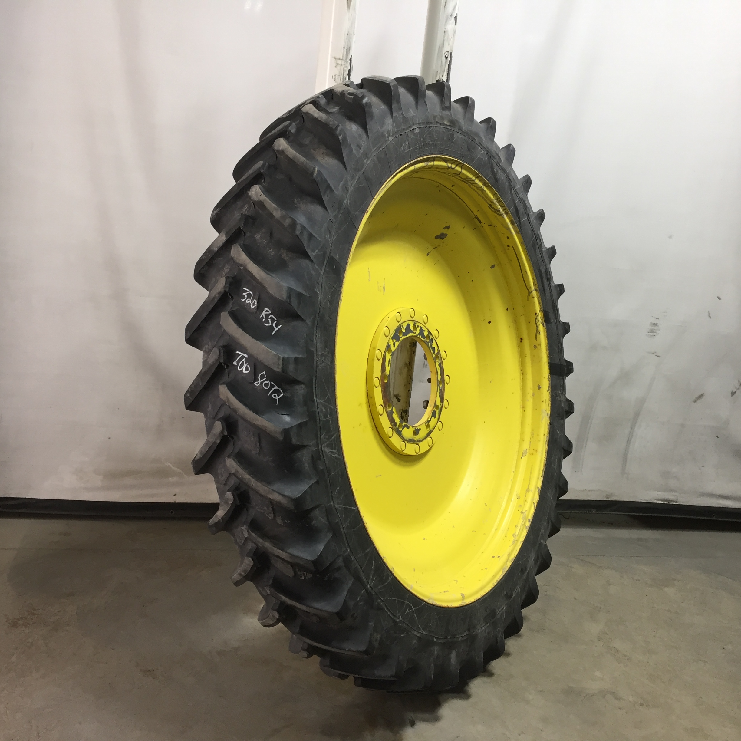 320/90R54 Michelin AgriBib Row Crop R-1W Tire RT008072