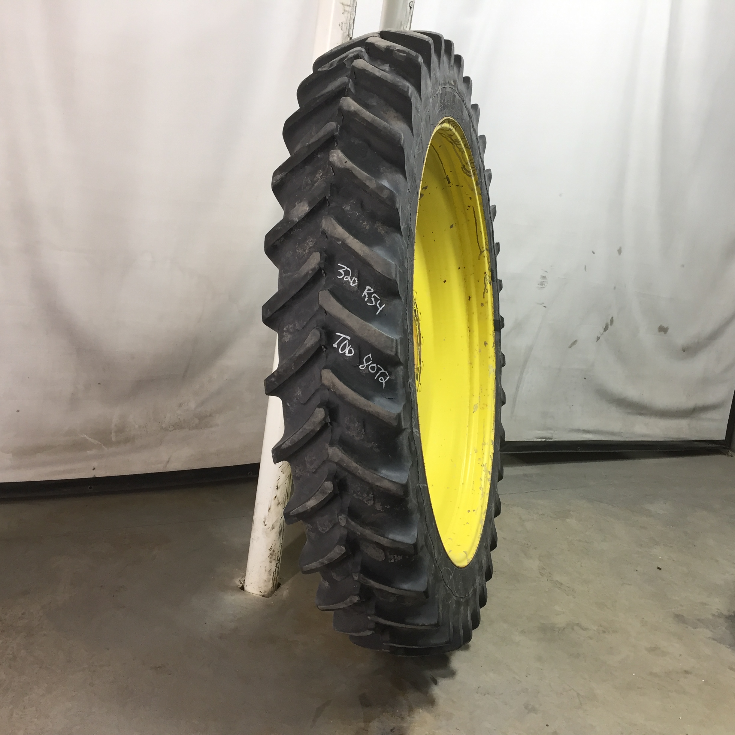 320/90R54 Michelin AgriBib Row Crop R-1W Tire RT008072