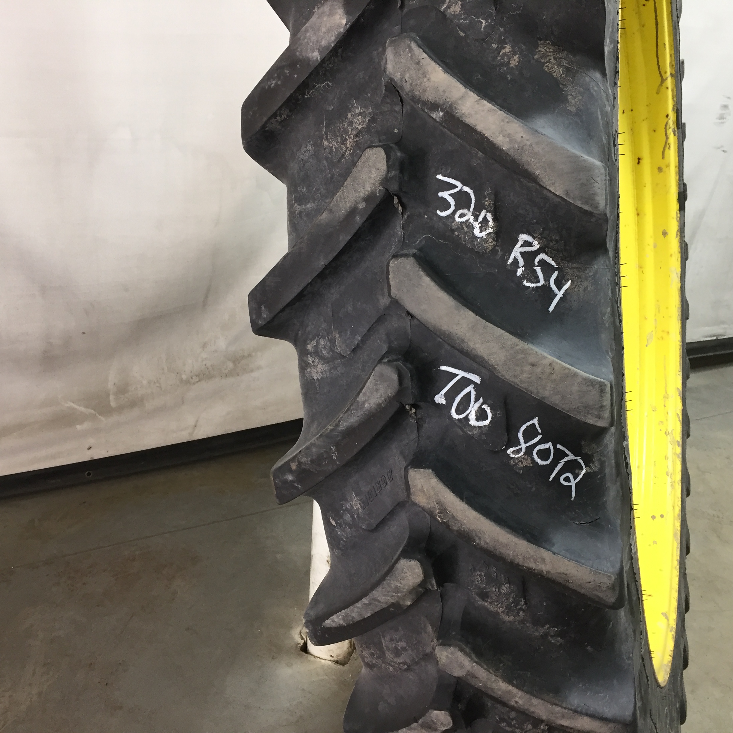 320/90R54 Michelin AgriBib Row Crop R-1W Tire RT008072