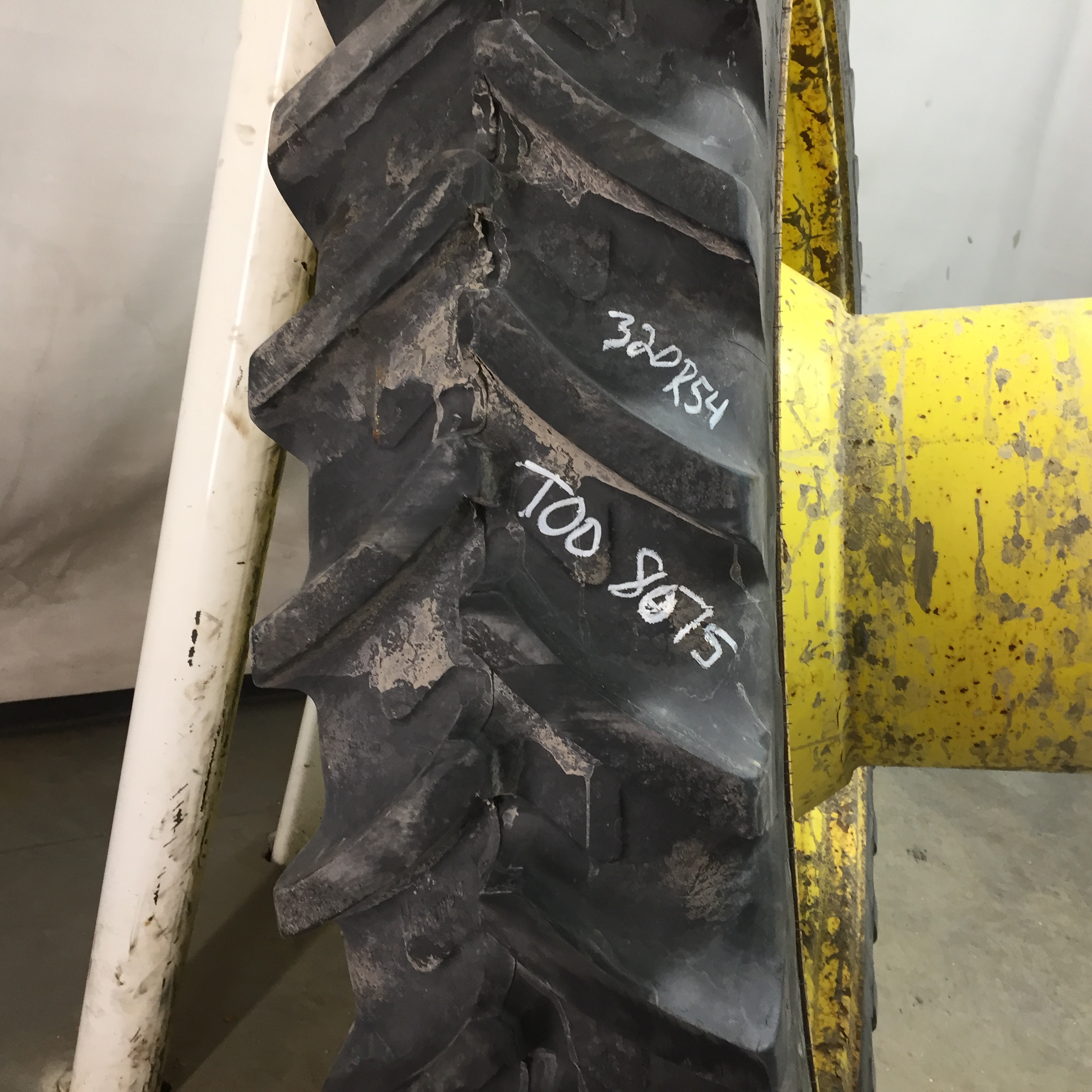 320/90R54 Michelin AgriBib Row Crop R-1W Tire RT008075