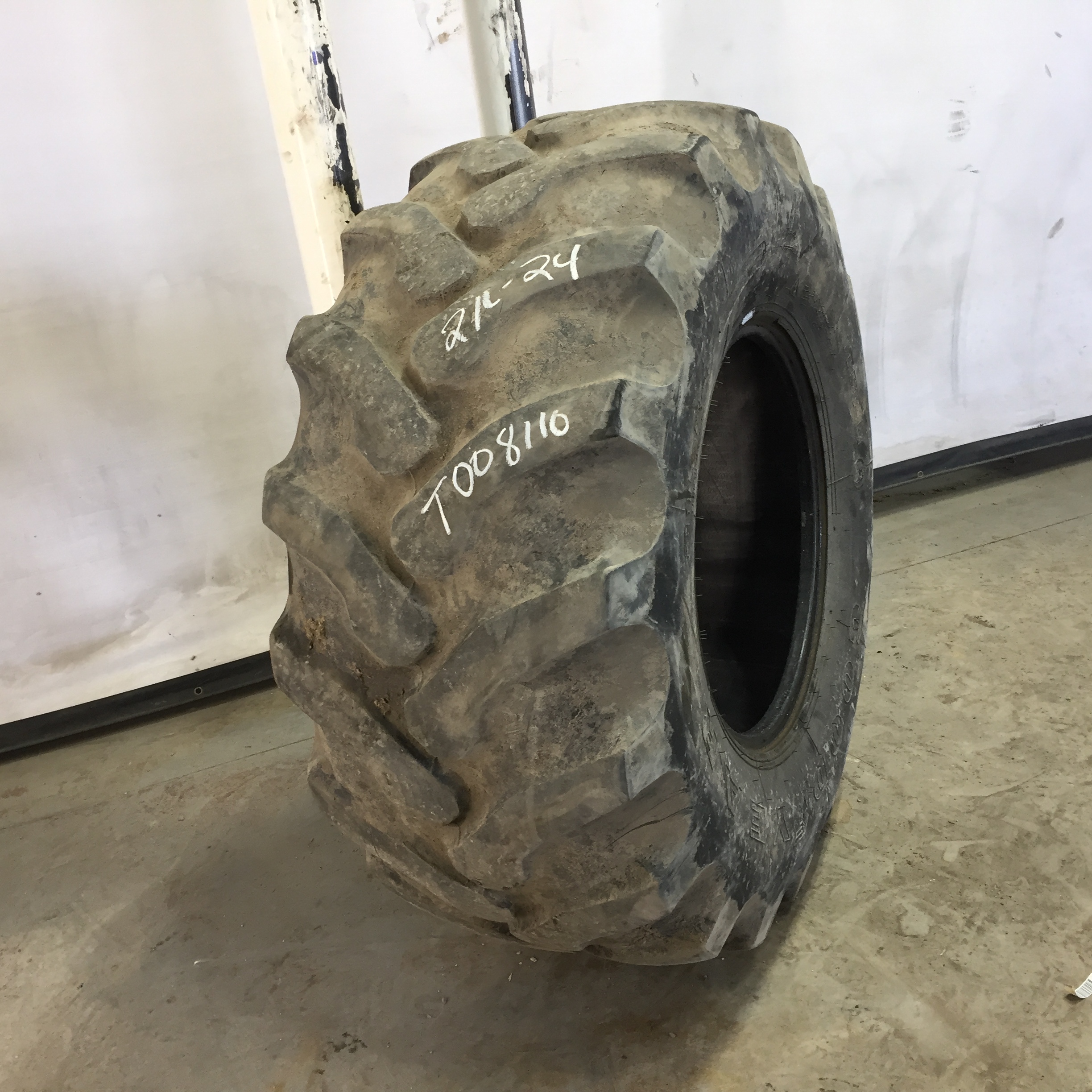 21/L-24 Goodyear Farm IT525 R-4 Tire T008110