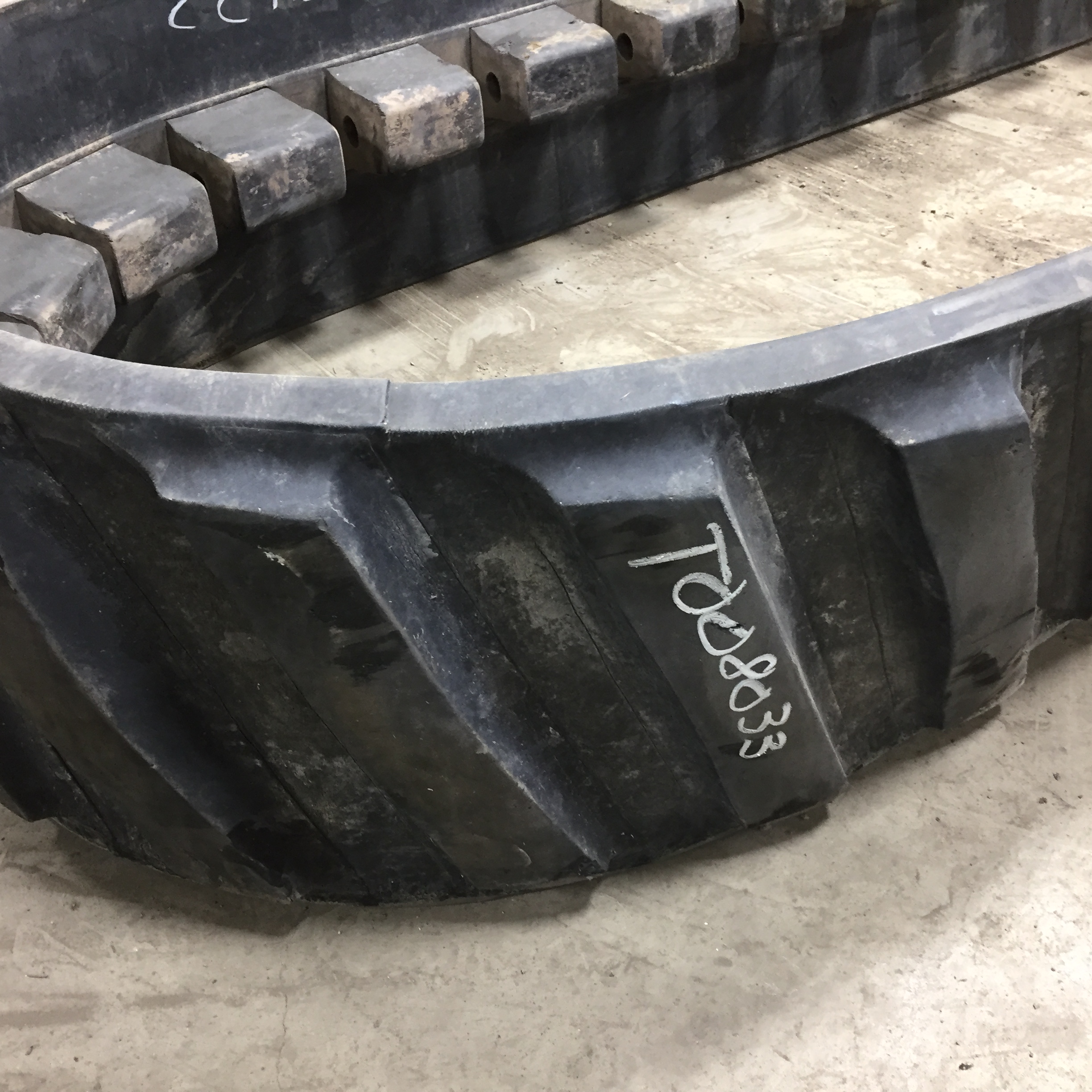 16'' Camoplast 5500 High Roading - Diagonal RH Track for John Deere 8RT T008033