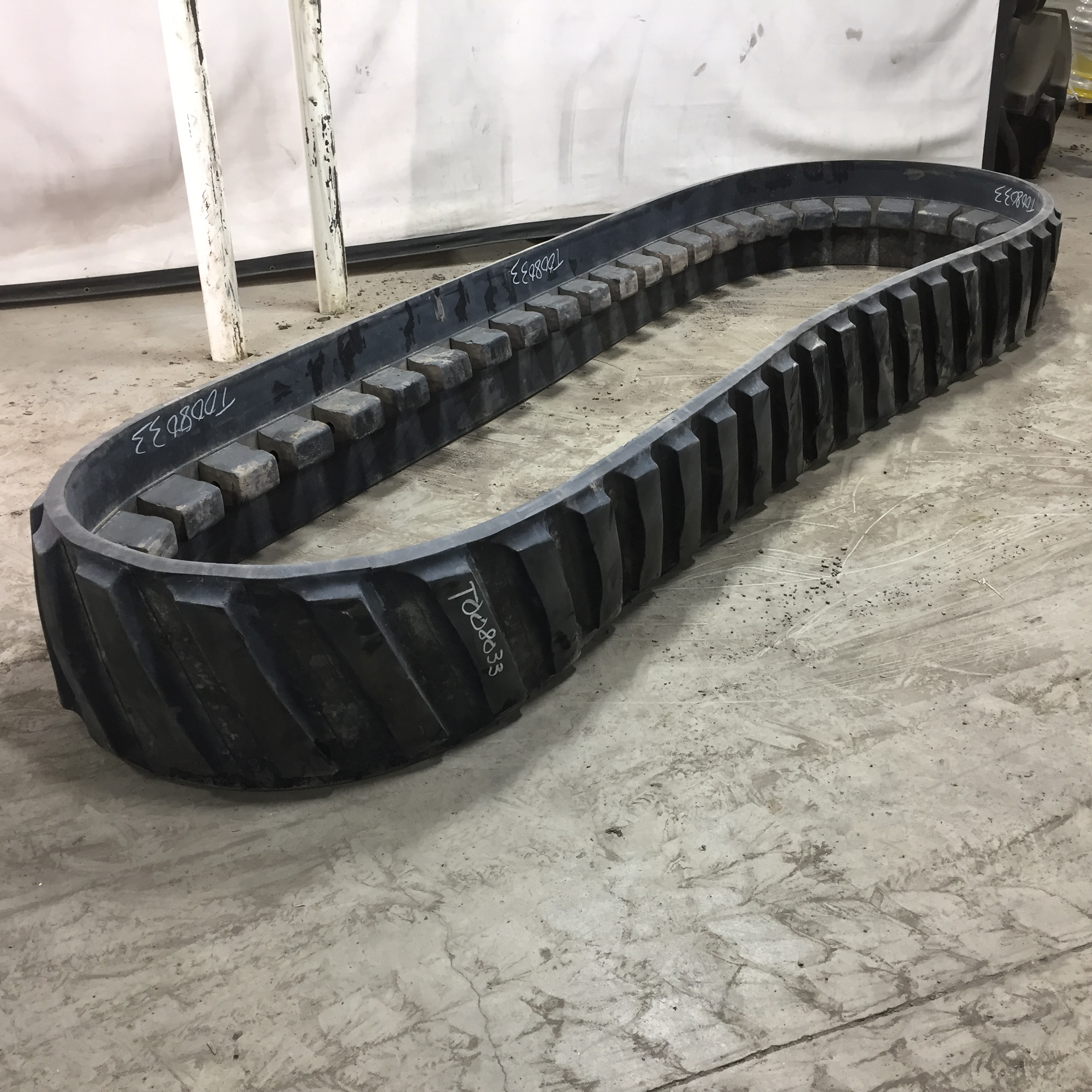 16'' Camoplast 5500 High Roading - Diagonal RH Track for John Deere 8RT T008033