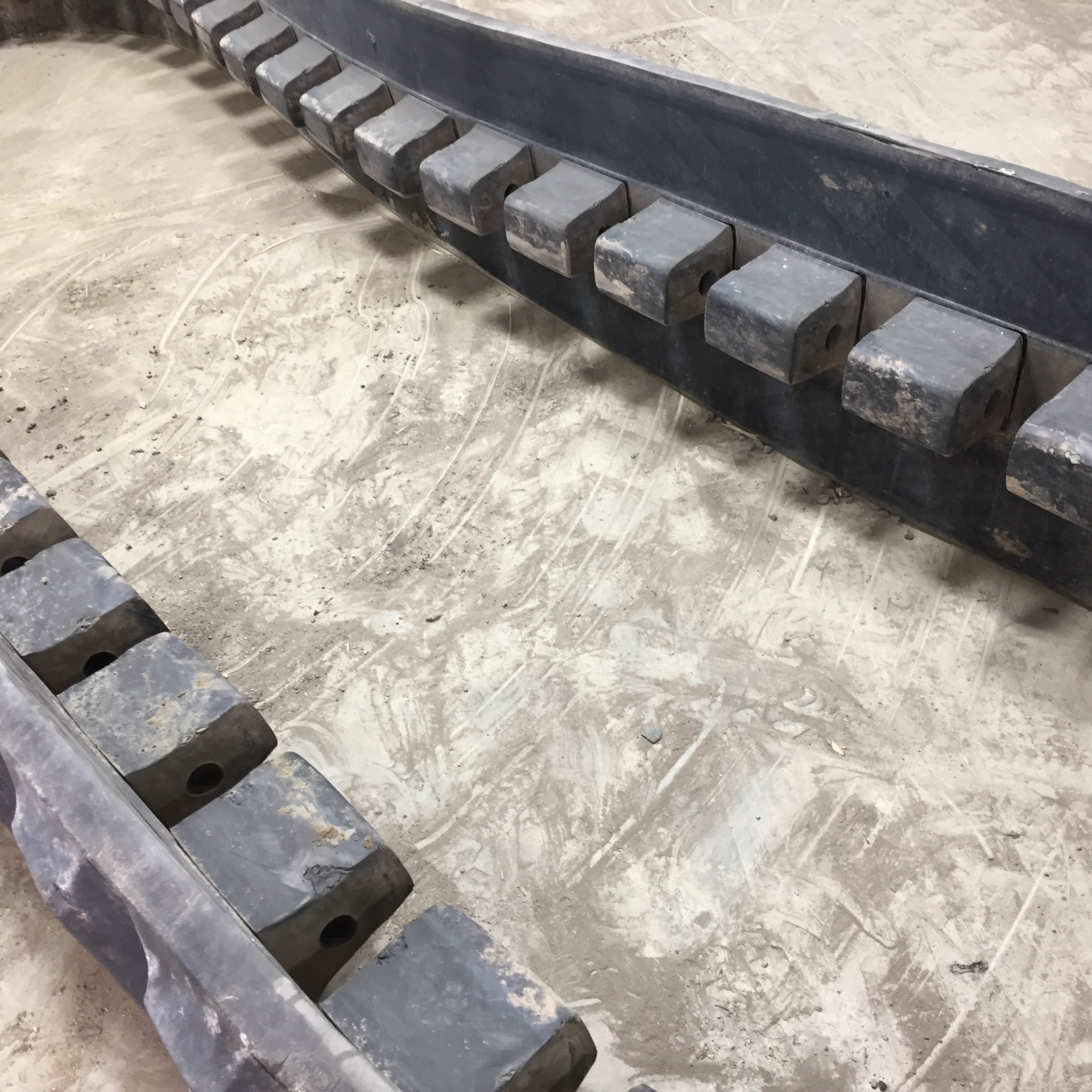 16'' Camoplast 5500 High Roading - Diagonal RH Track for John Deere 8RT T008033