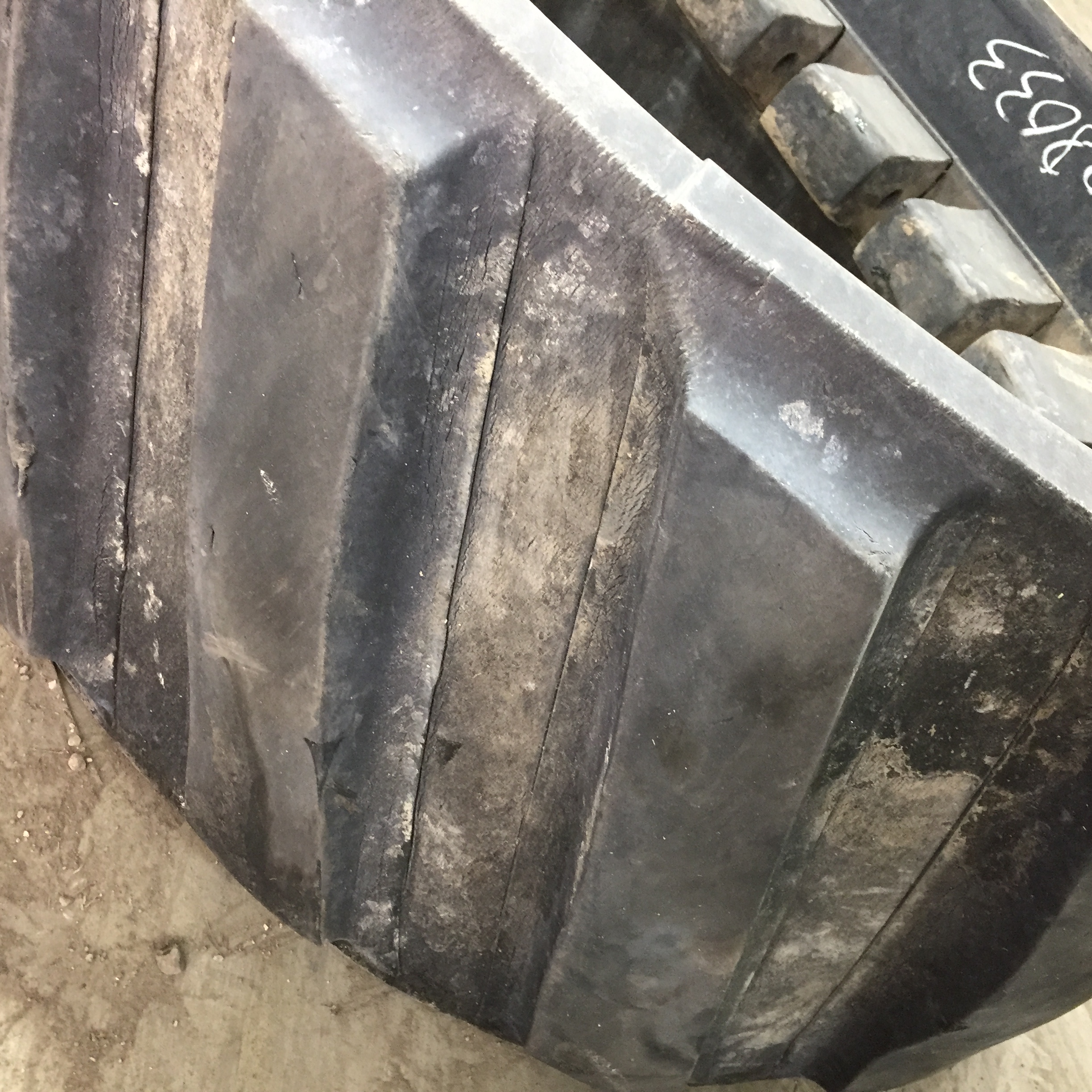 16'' Camoplast 5500 High Roading - Diagonal RH Track for John Deere 8RT T008033