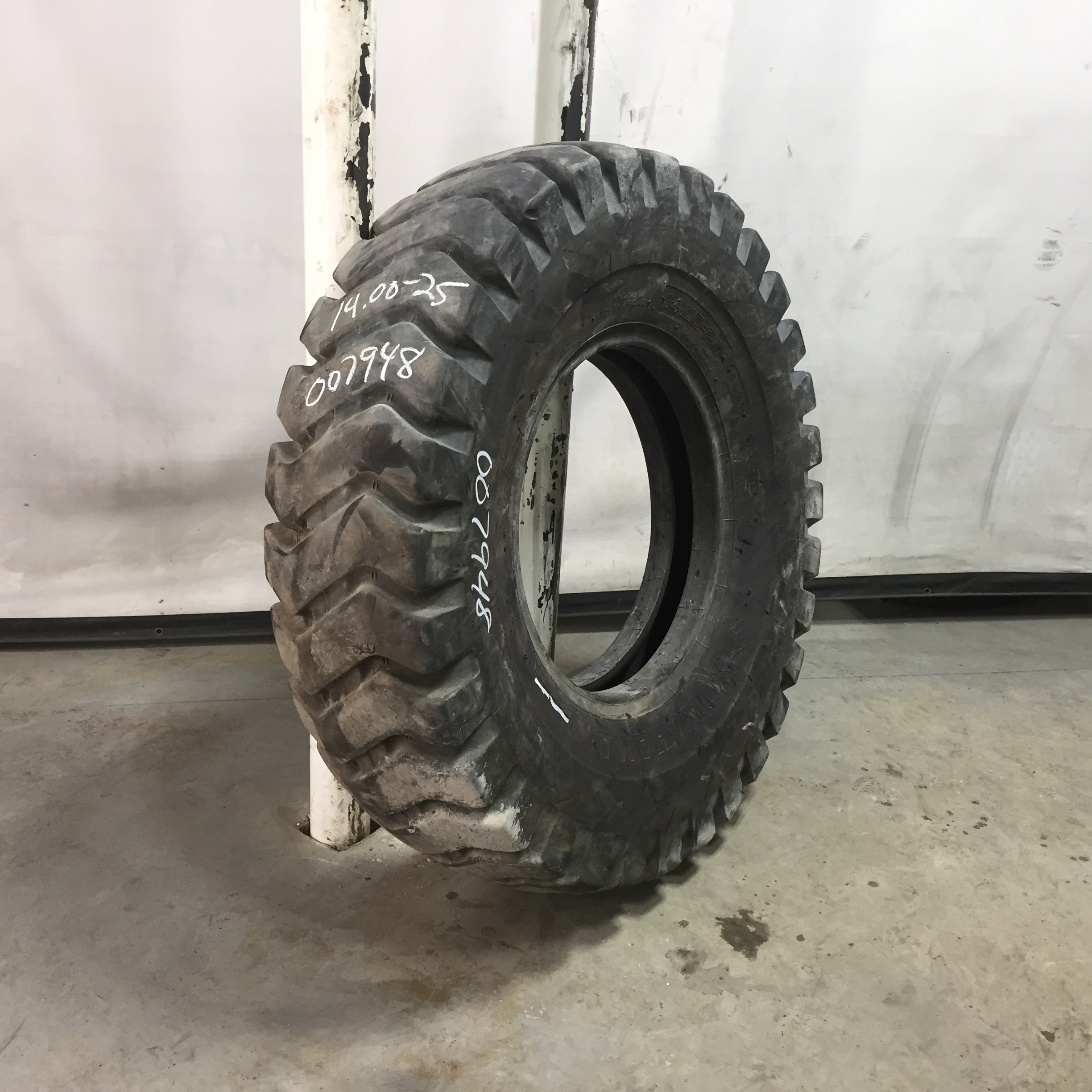 14.00/-25 Yokohama Y67 E-3/G-3 Tire 007948