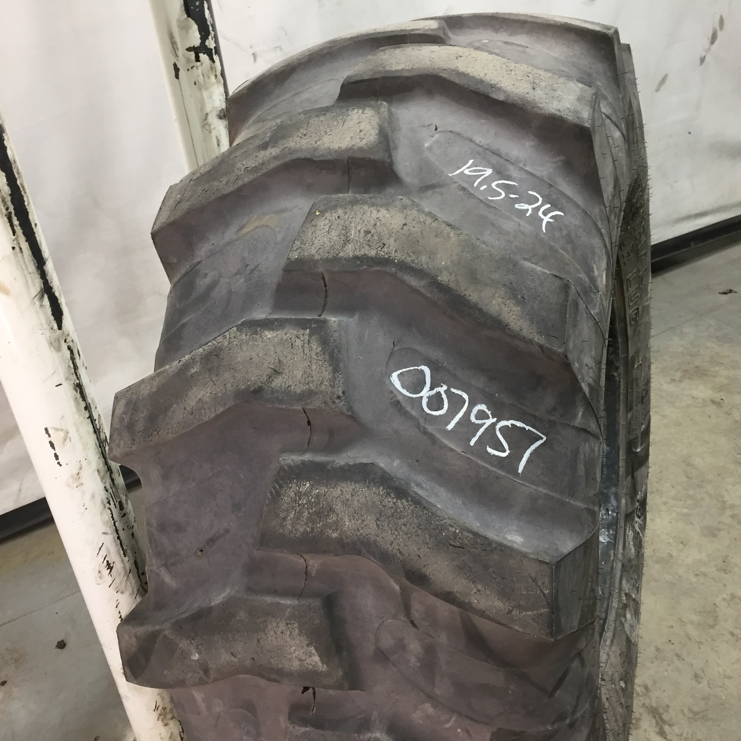 19.5/L-24 Titan Farm Industrial Tractor Lug R-4 Tire 007957