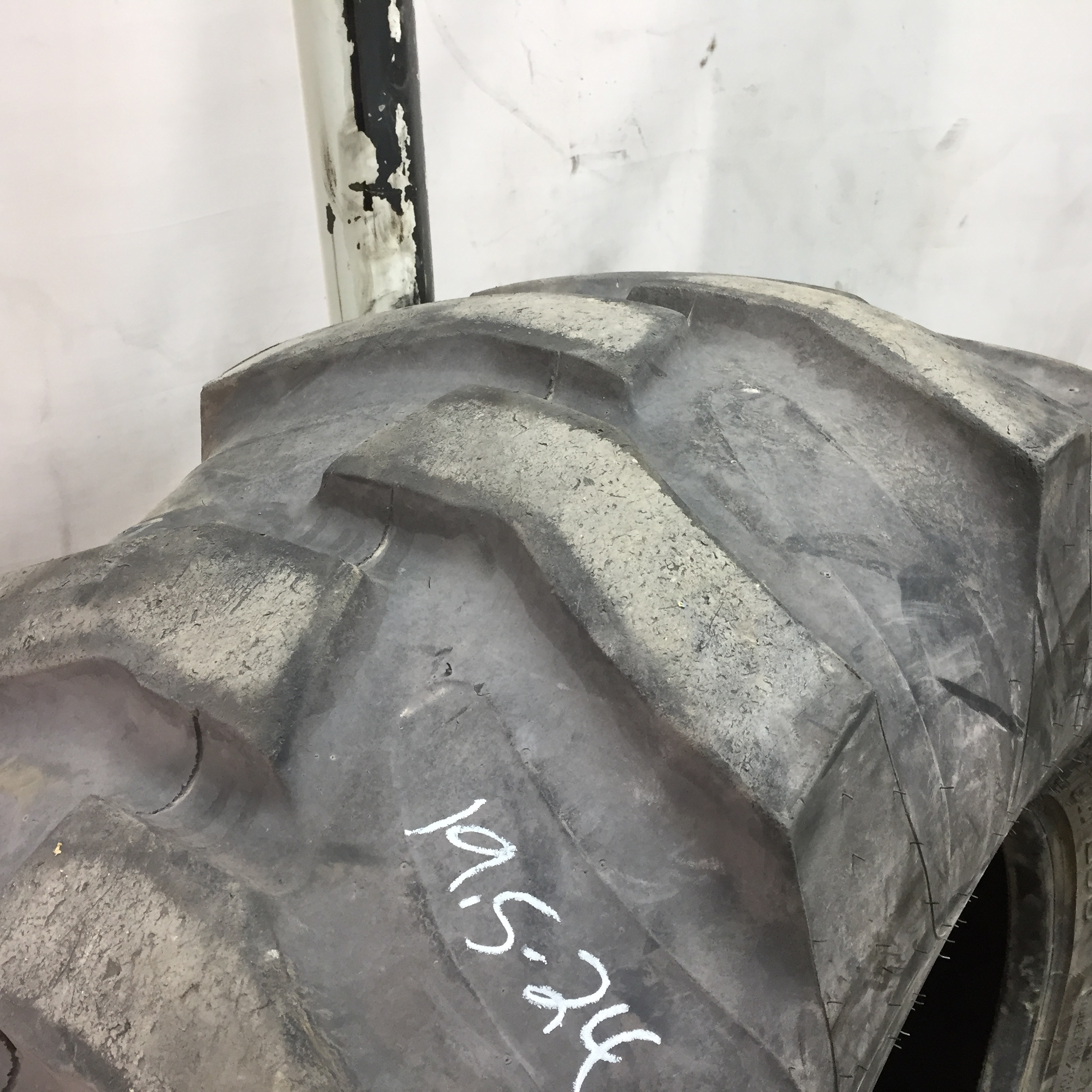 19.5/L-24 Titan Farm Industrial Tractor Lug R-4 Tire 007957