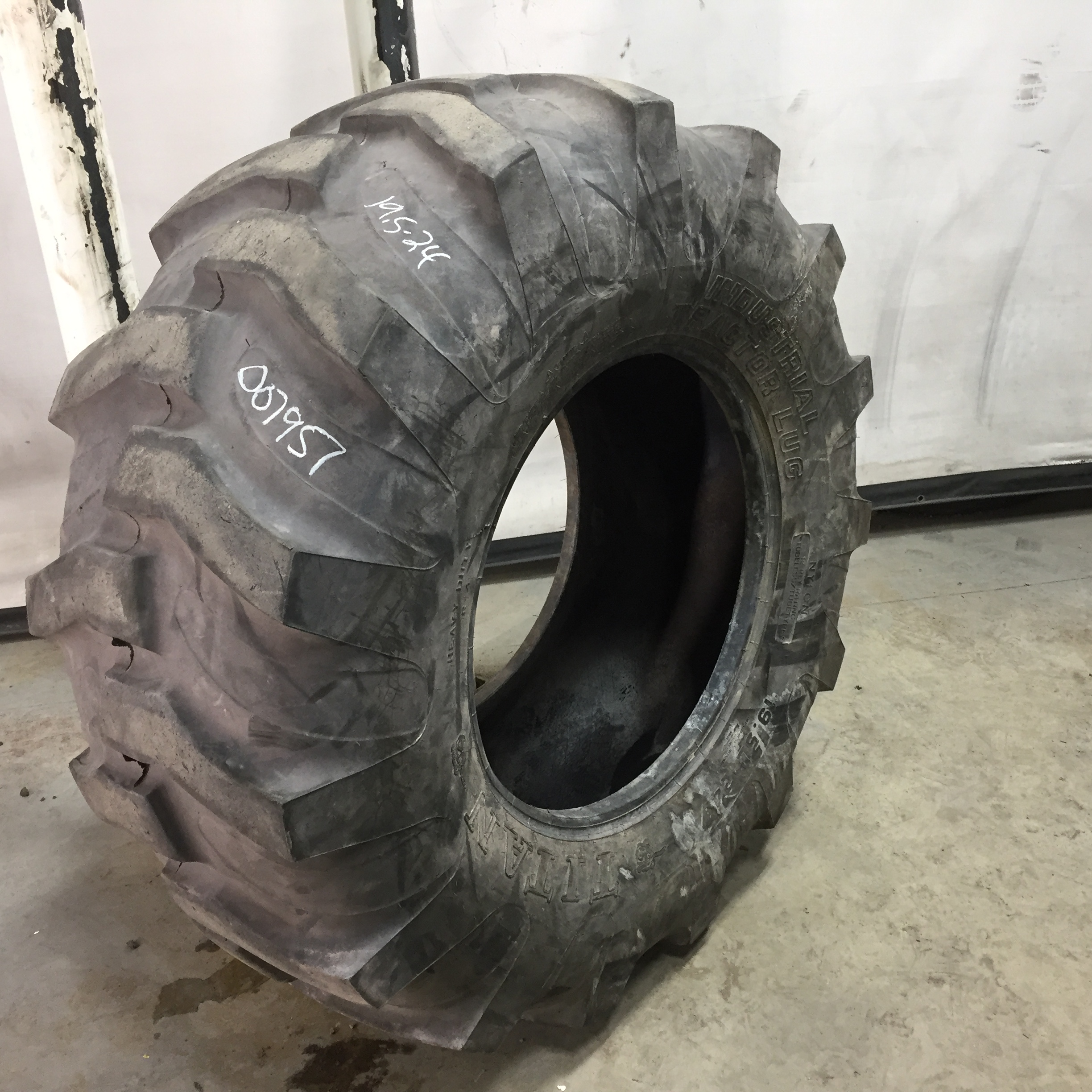 19.5/L-24 Titan Farm Industrial Tractor Lug R-4 Tire 007957