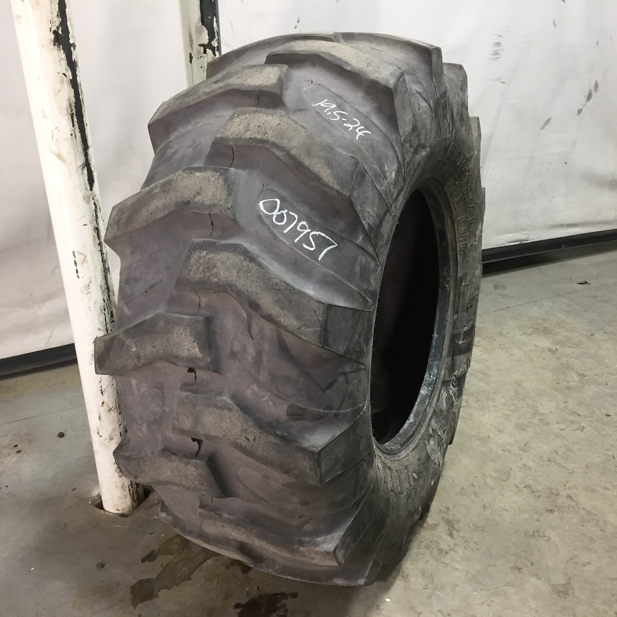 19.5/L-24 Titan Farm Industrial Tractor Lug R-4 Tire 007957