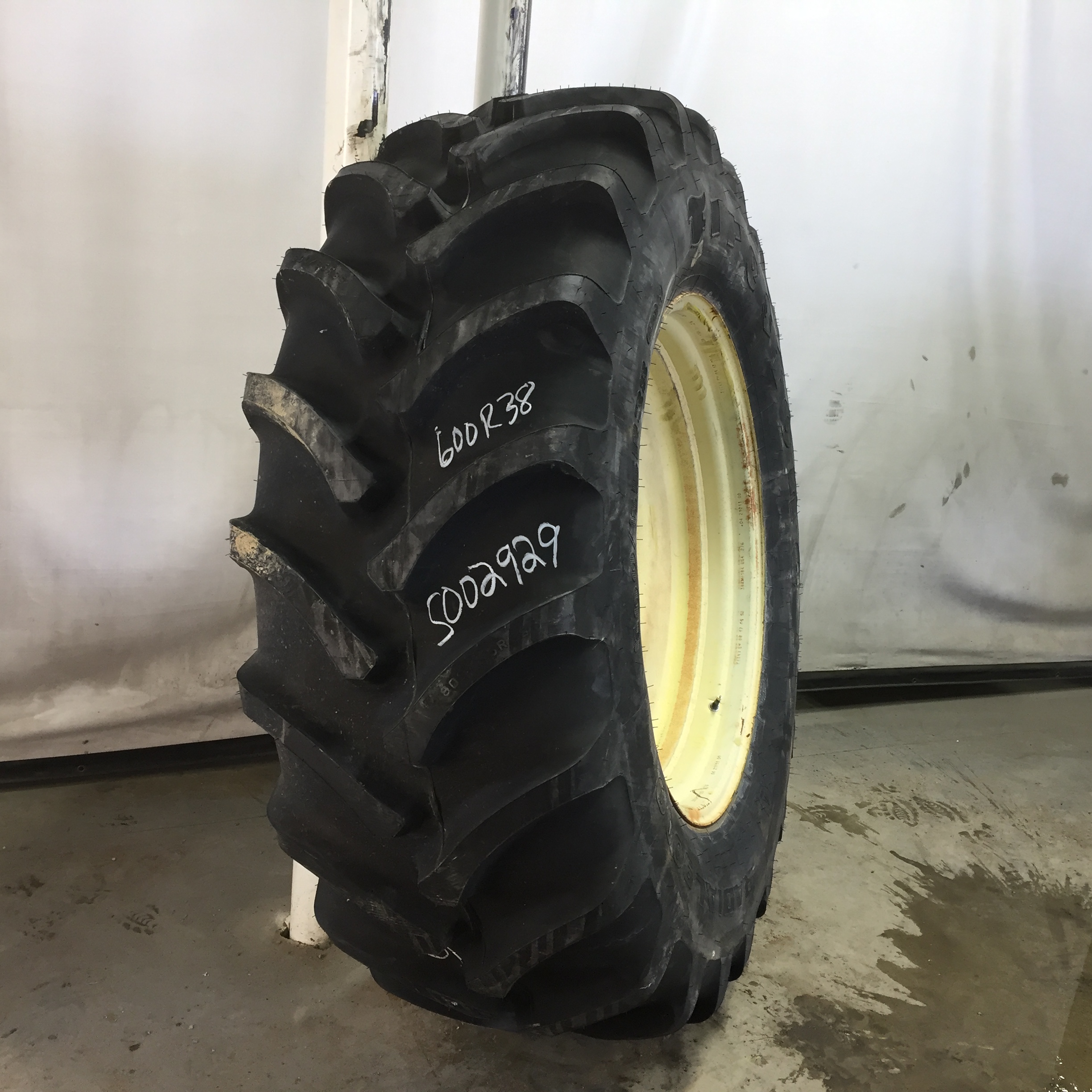 600/65R38 Firestone Radial 9000 R-1W Tire-Wheel Assembly S002929