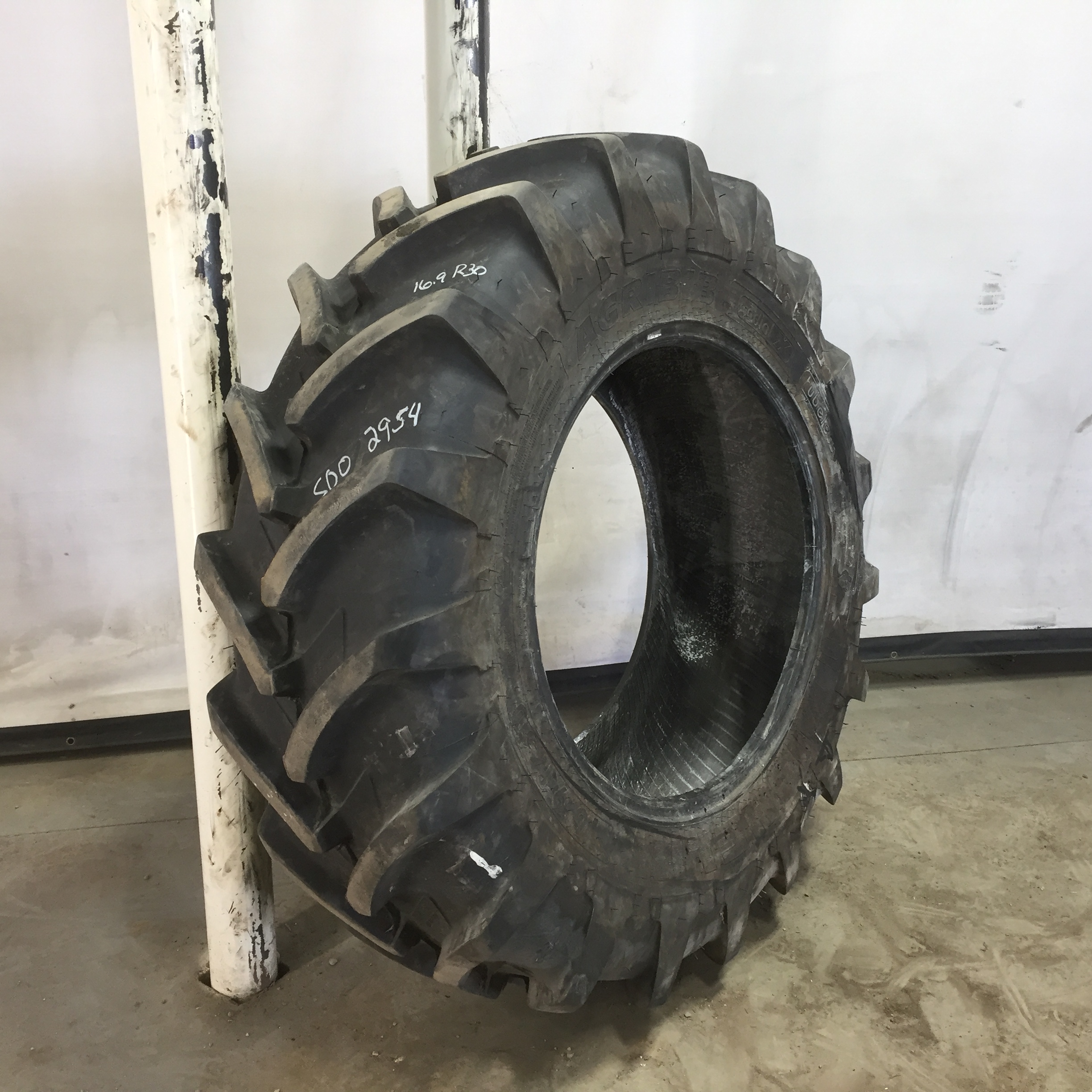 16.9/R30 Michelin AgriBib R-1W Tire S002954