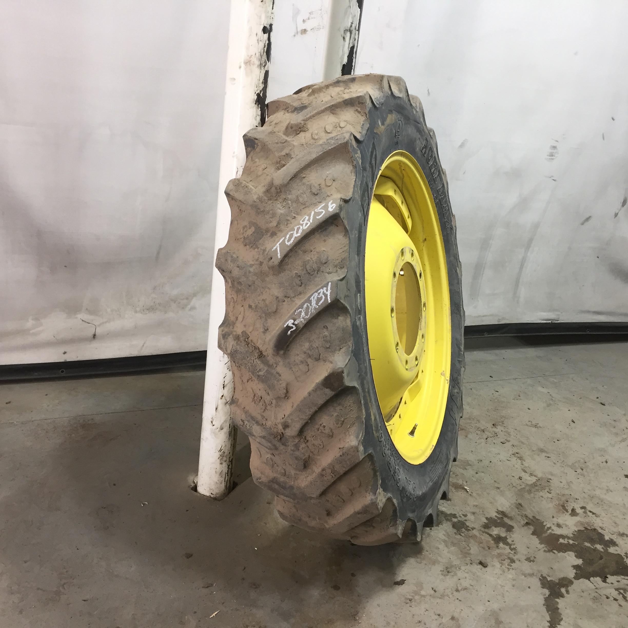 320/85R34 BKT Tires Agrimax RT 855 R-1W Tire RT008156