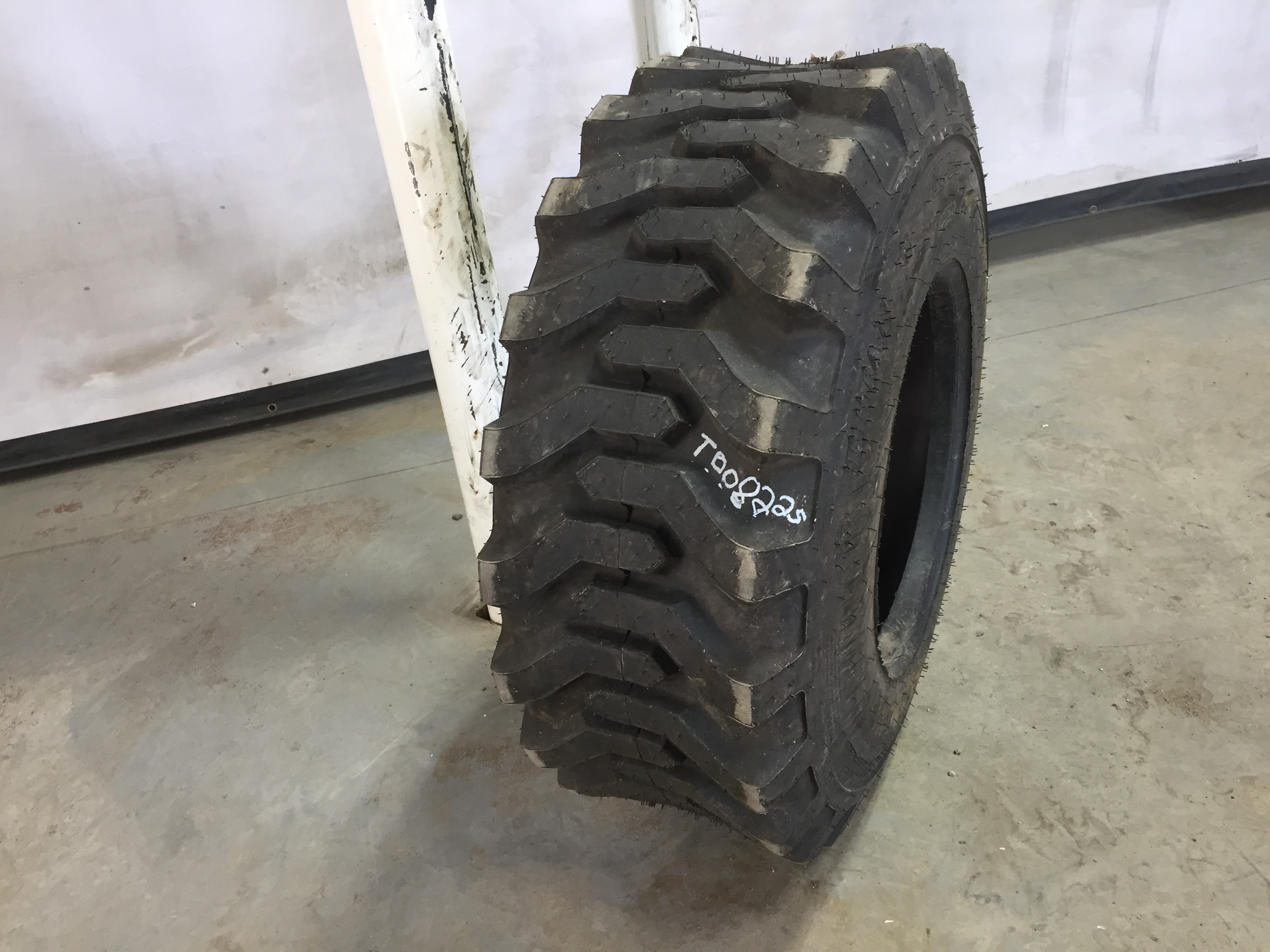 14/-17.5 Titan Farm Trac Loader SS R-4 Tire 412384(SIS)T008225