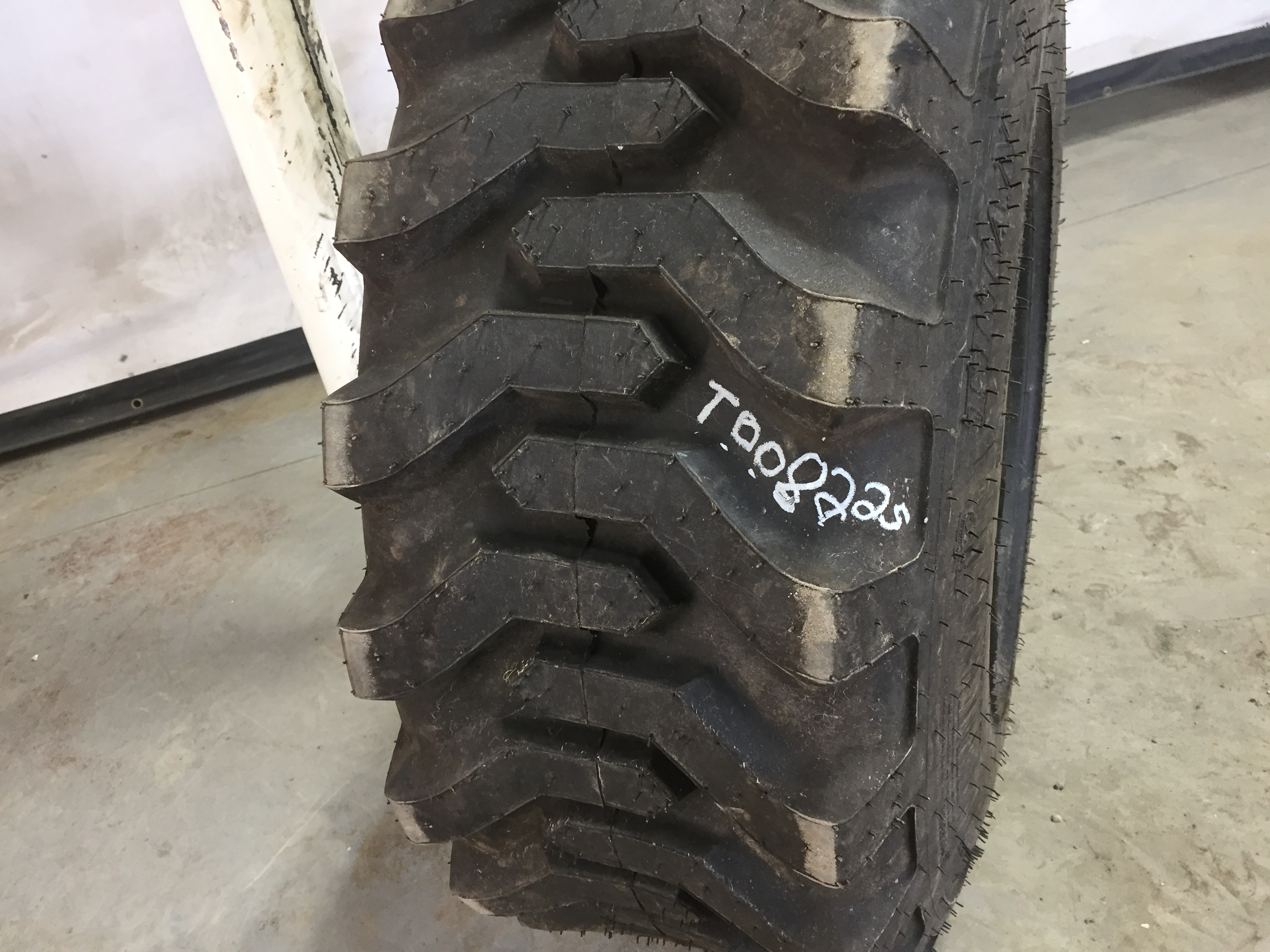 14/-17.5 Titan Farm Trac Loader SS R-4 Tire 412384(SIS)T008225