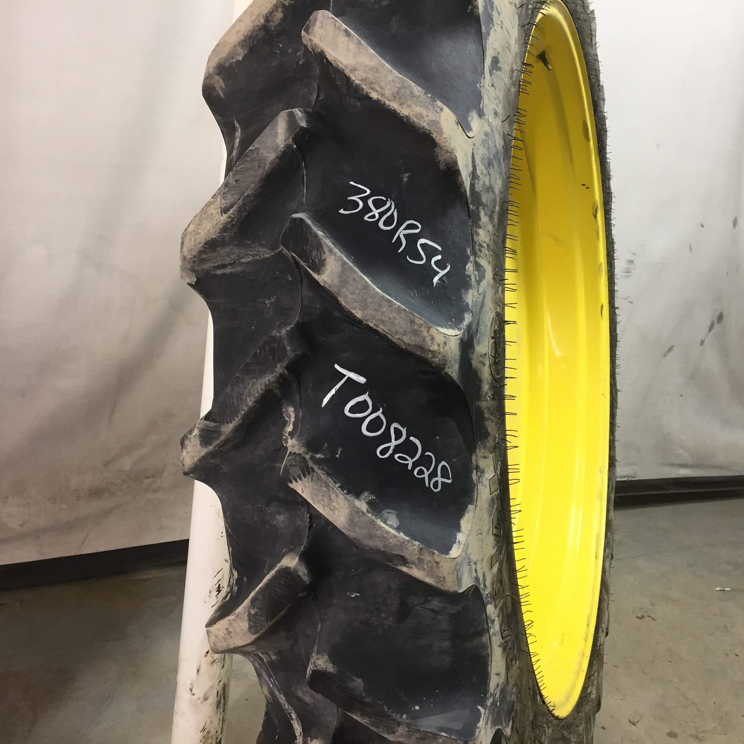 380/90R54 Goodyear Farm DT800 Super Traction R-1W Tire RT008228