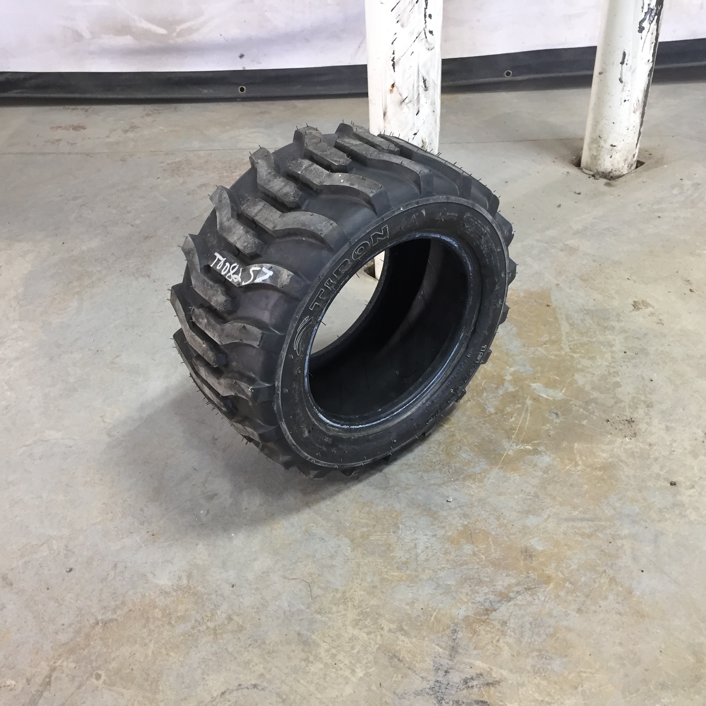 18/8.50-10 Tiron Industrial Lug R-4 Tire T008257