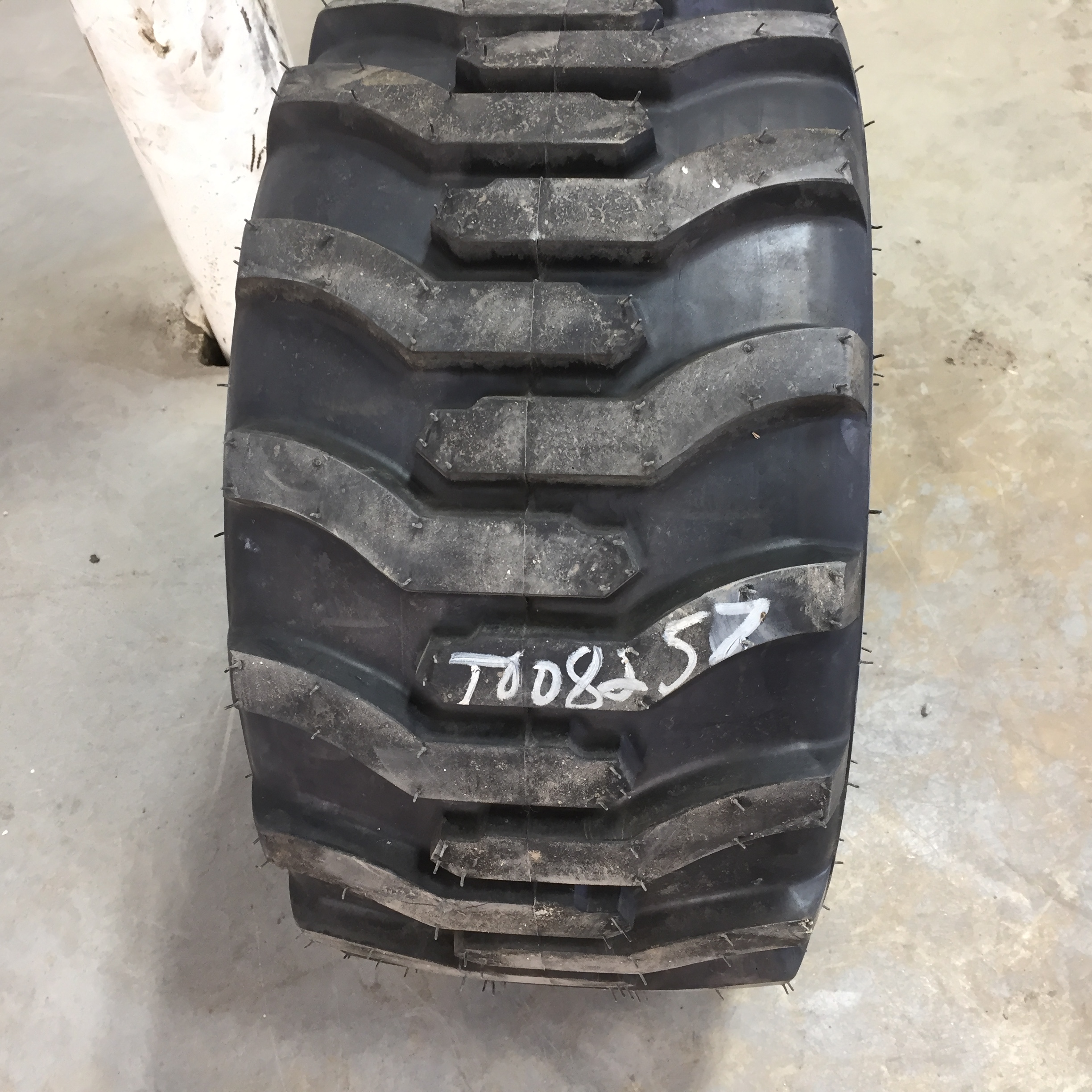18/8.50-10 Tiron Industrial Lug R-4 Tire T008257