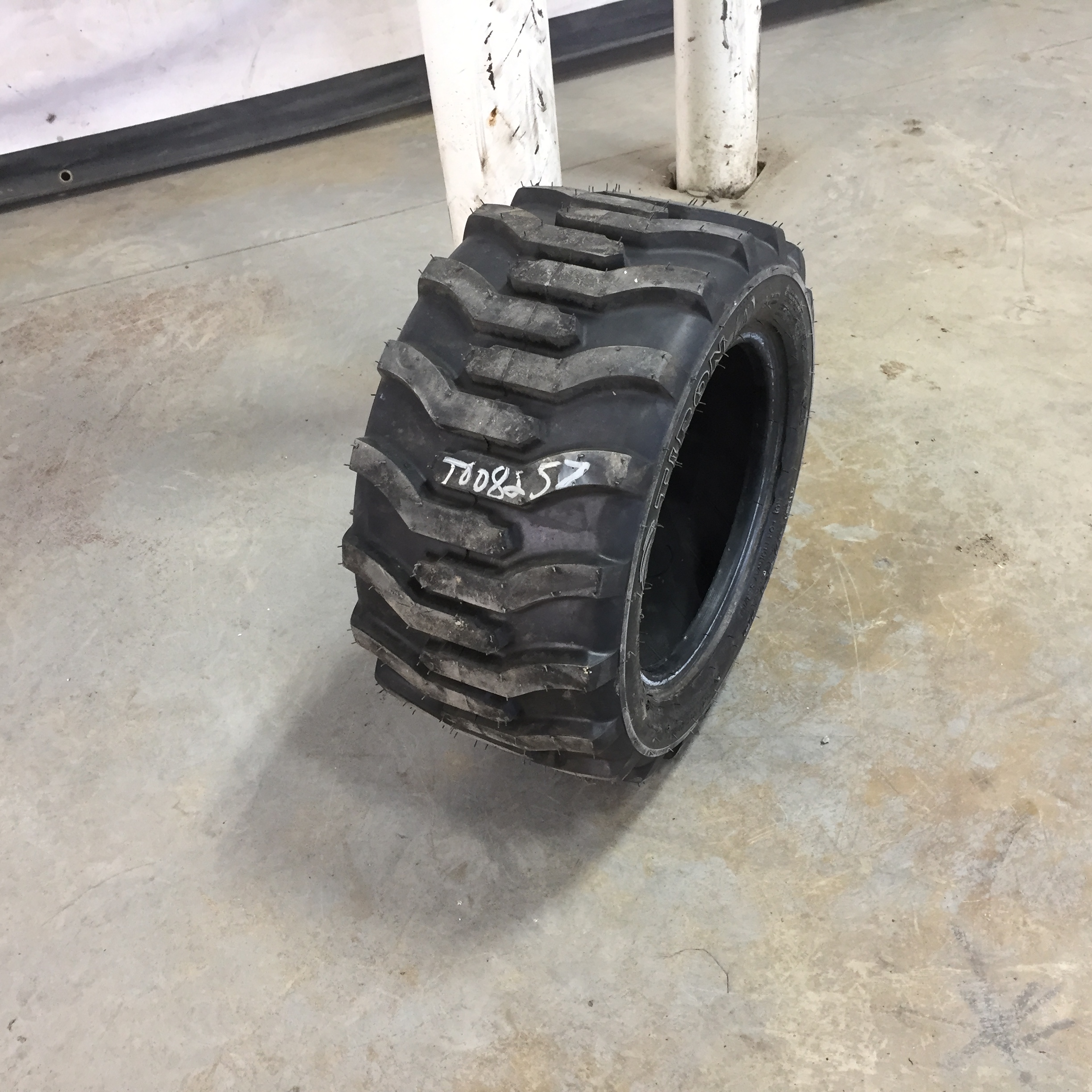 18/8.50-10 Tiron Industrial Lug R-4 Tire T008257