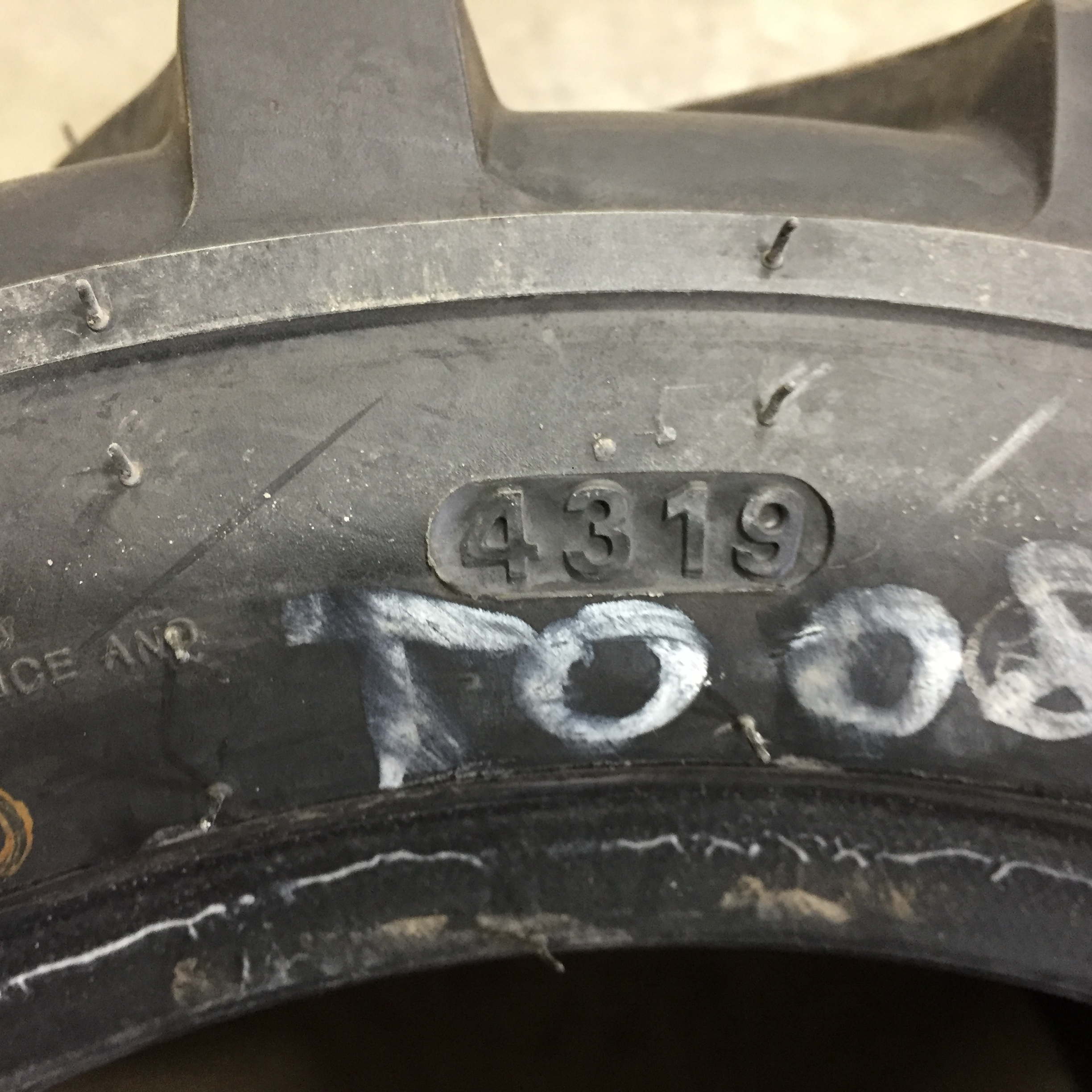 18/8.50-10 Tiron Industrial Lug R-4 Tire T008257