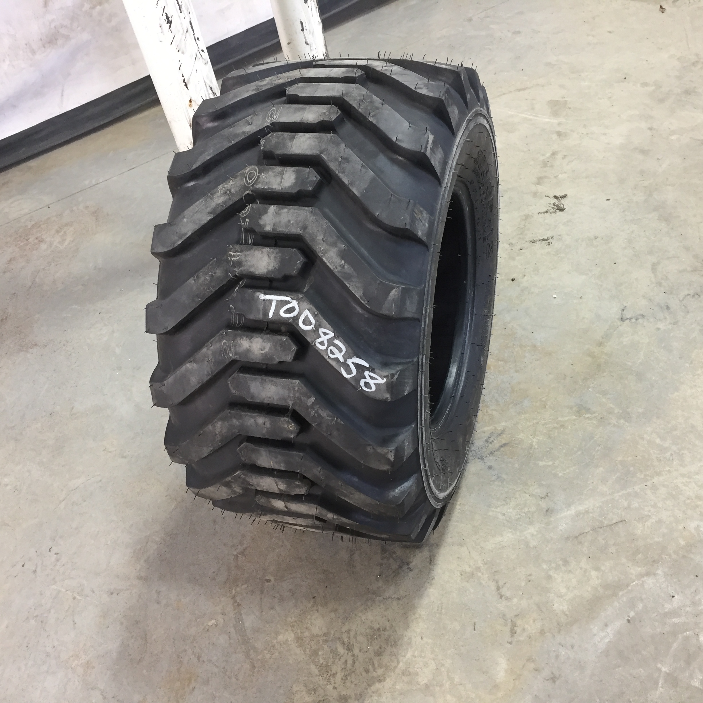26/12.00-12 Tiron Industrial Lug R-4 Tire T008258