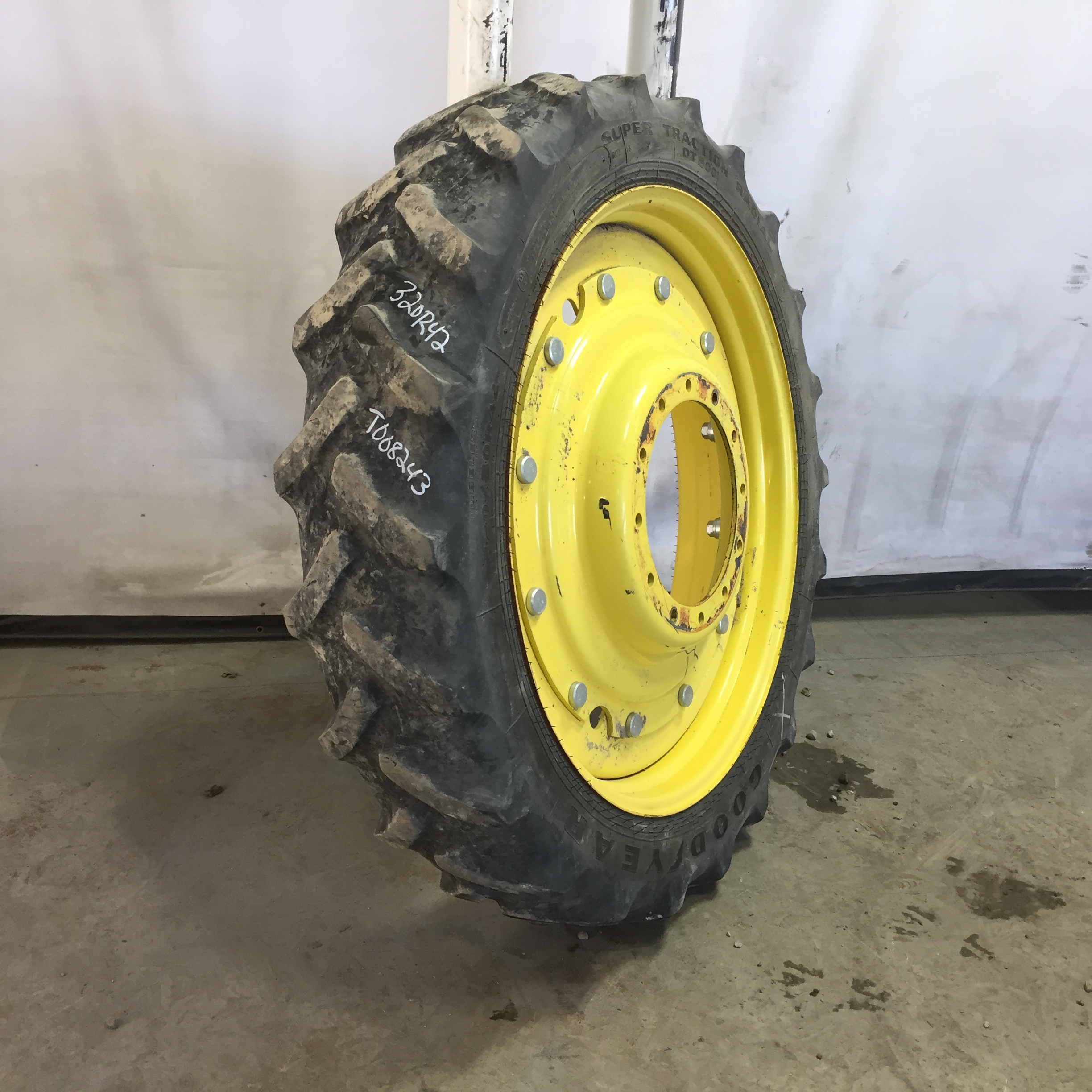 320/80R42 Goodyear Farm DT800 Super Traction R-1W Tire RT008243