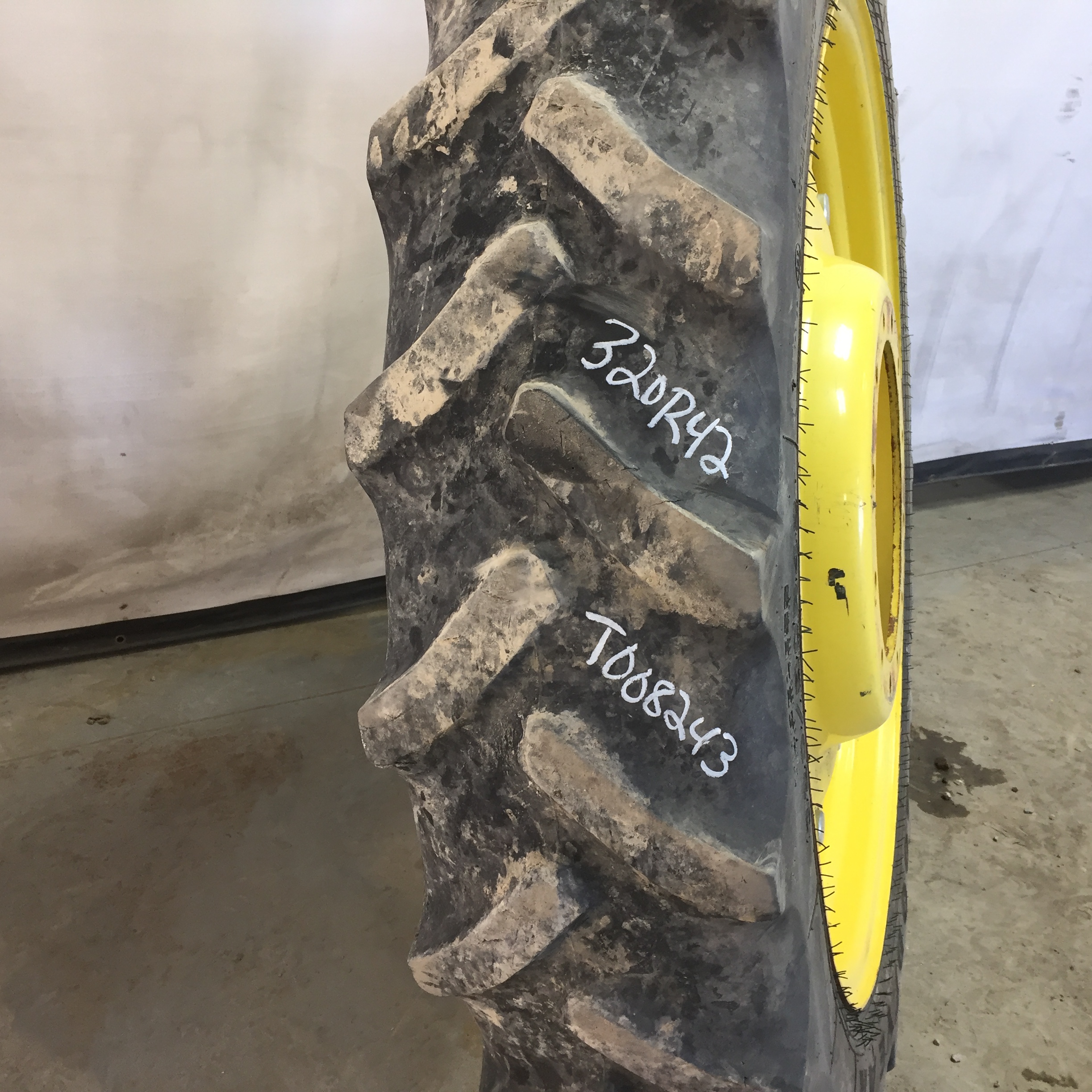 320/80R42 Goodyear Farm DT800 Super Traction R-1W Tire RT008243